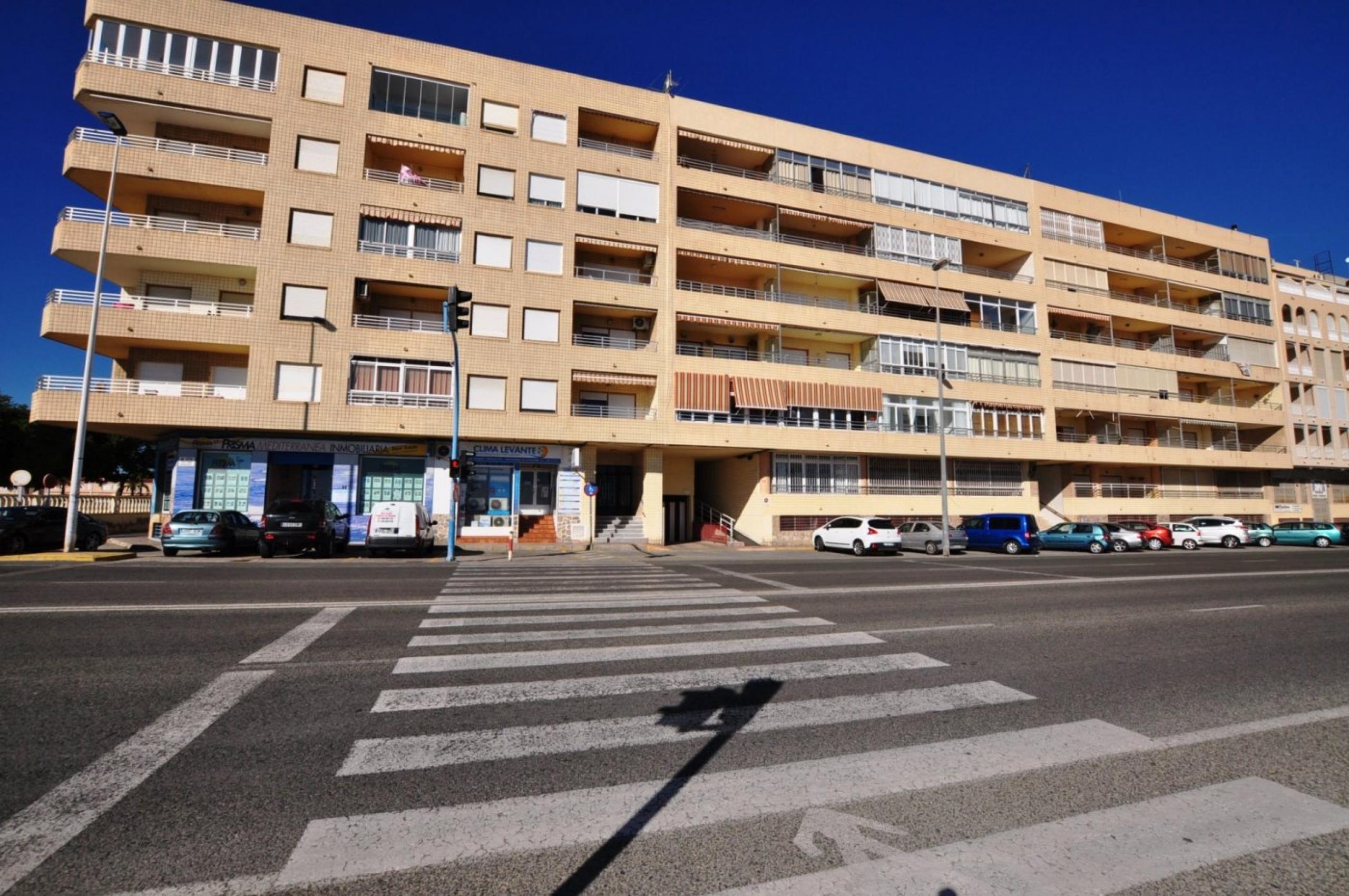 Appartement au rez de chaussée central face à la mer et à la plage des naunections de Torrevieja