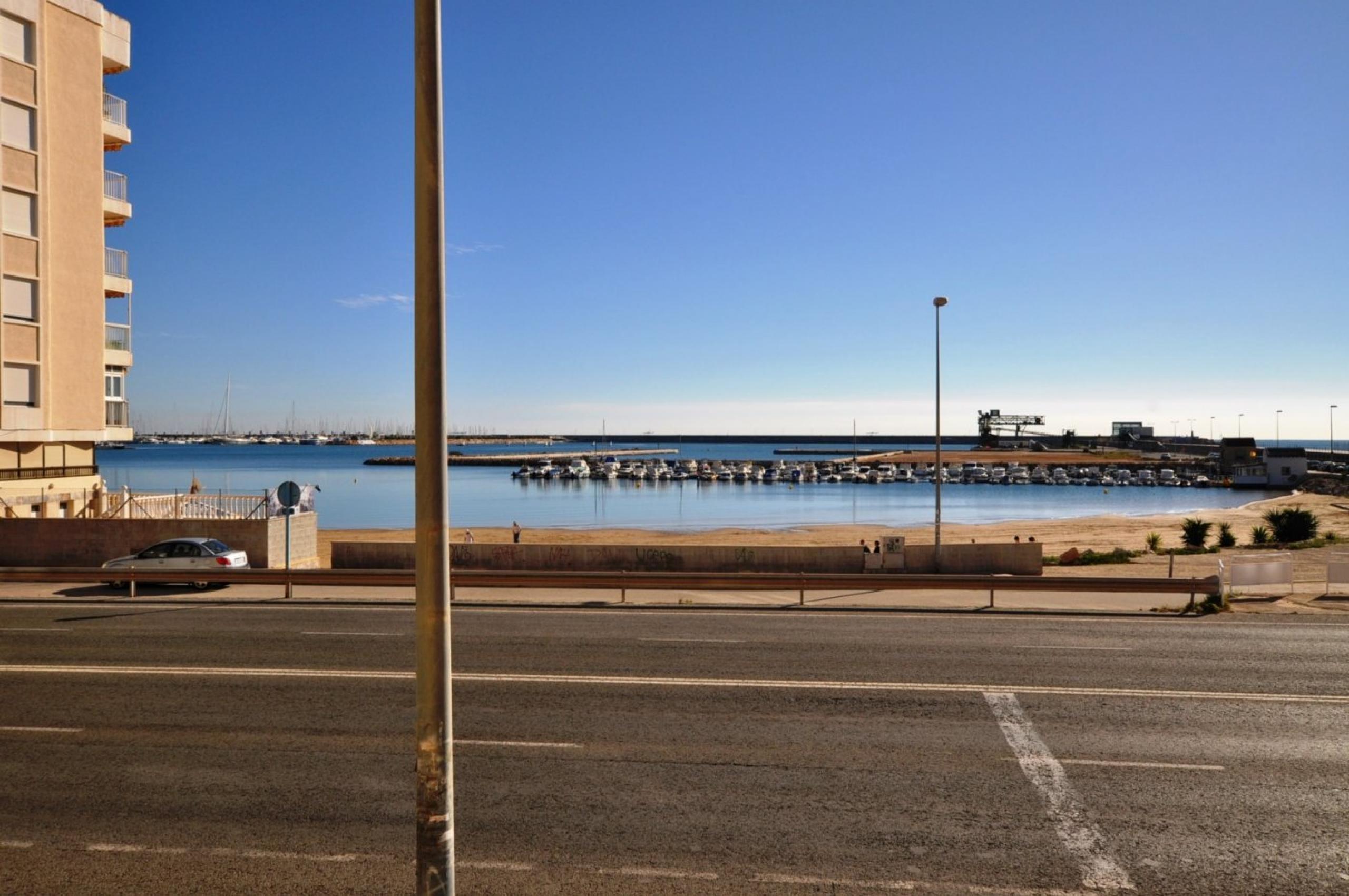 Appartement au rez de chaussée central face à la mer et à la plage des naunections de Torrevieja