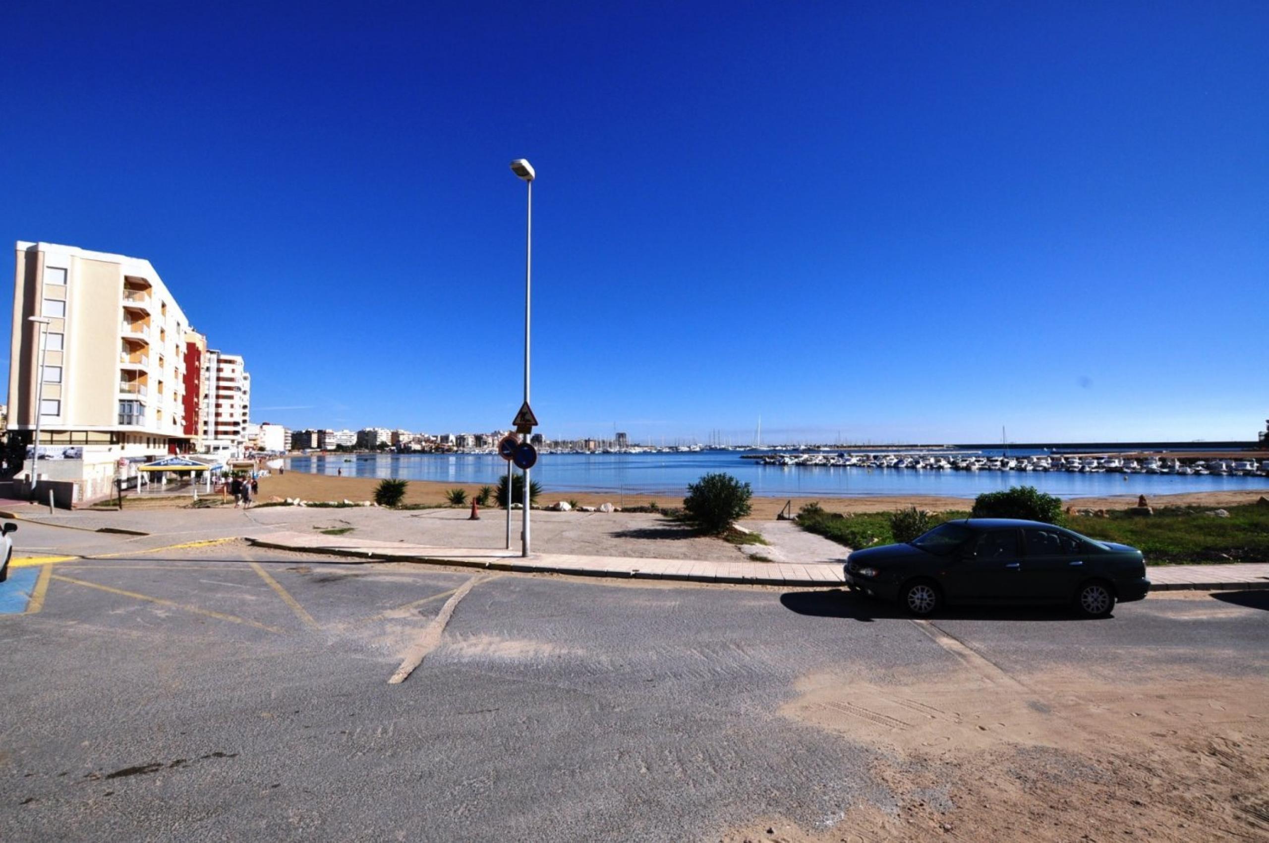 Appartement au rez de chaussée central face à la mer et à la plage des naunections de Torrevieja