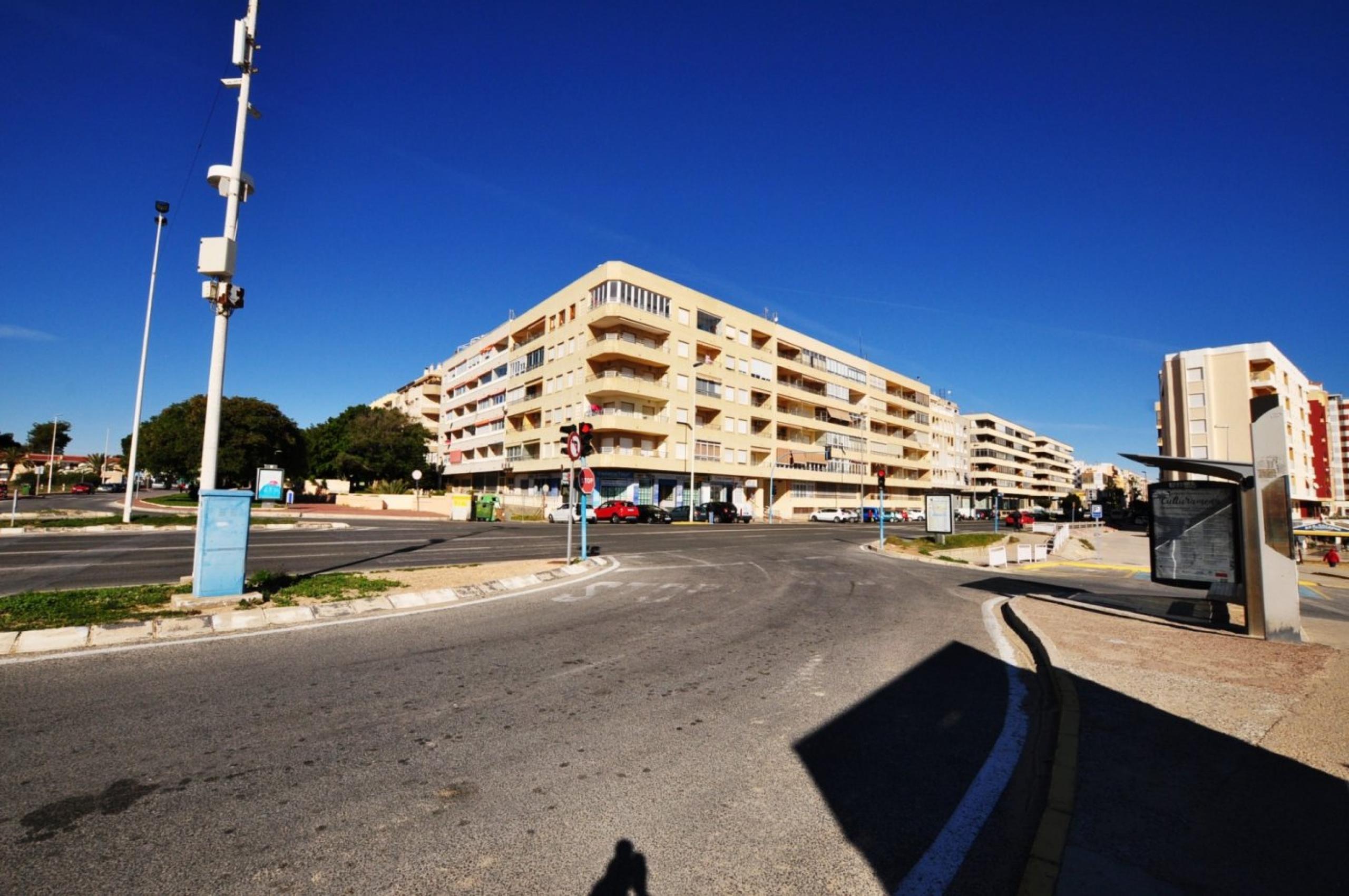 Appartement au rez de chaussée central face à la mer et à la plage des naunections de Torrevieja