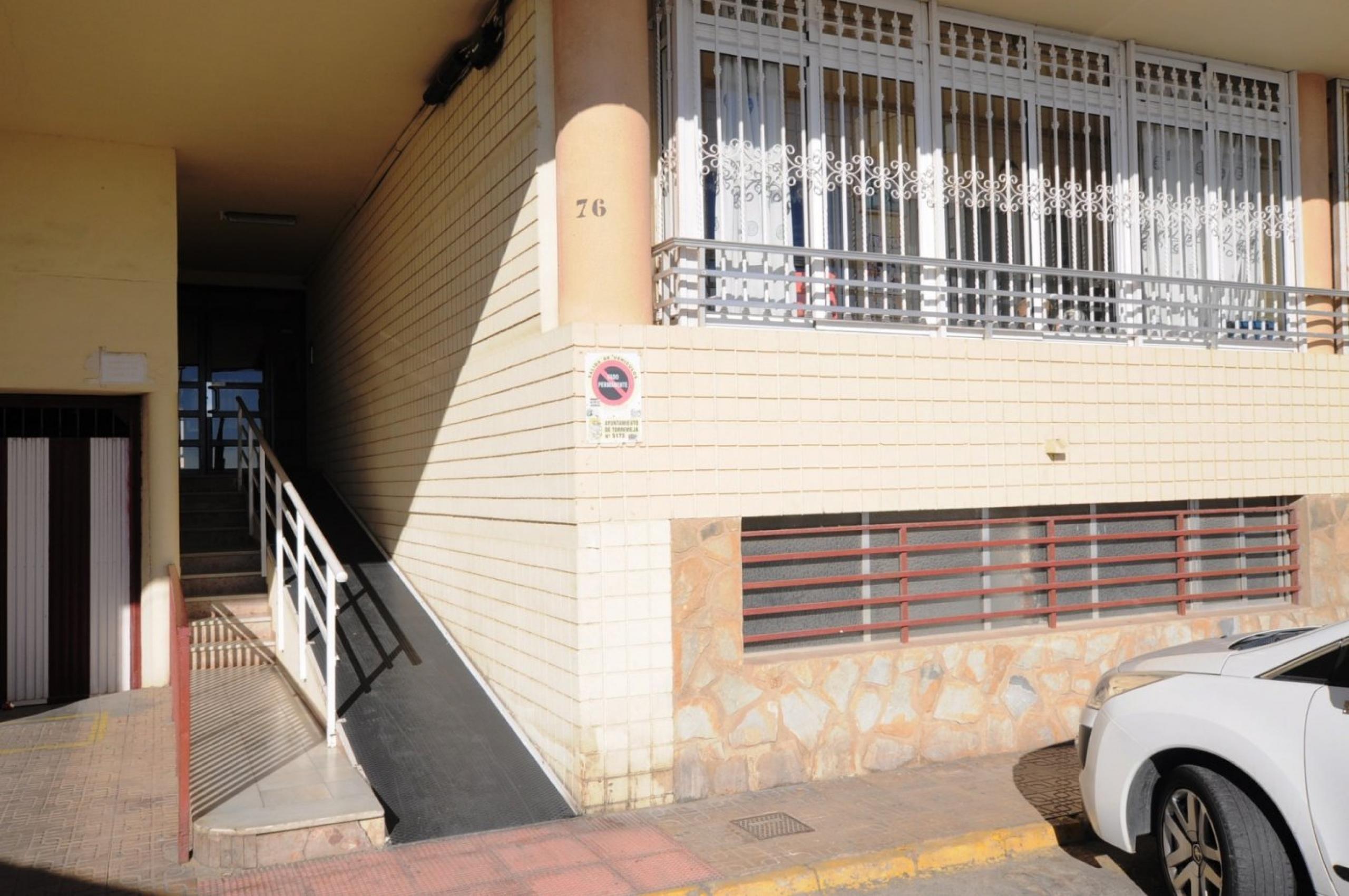 Appartement au rez de chaussée central face à la mer et à la plage des naunections de Torrevieja