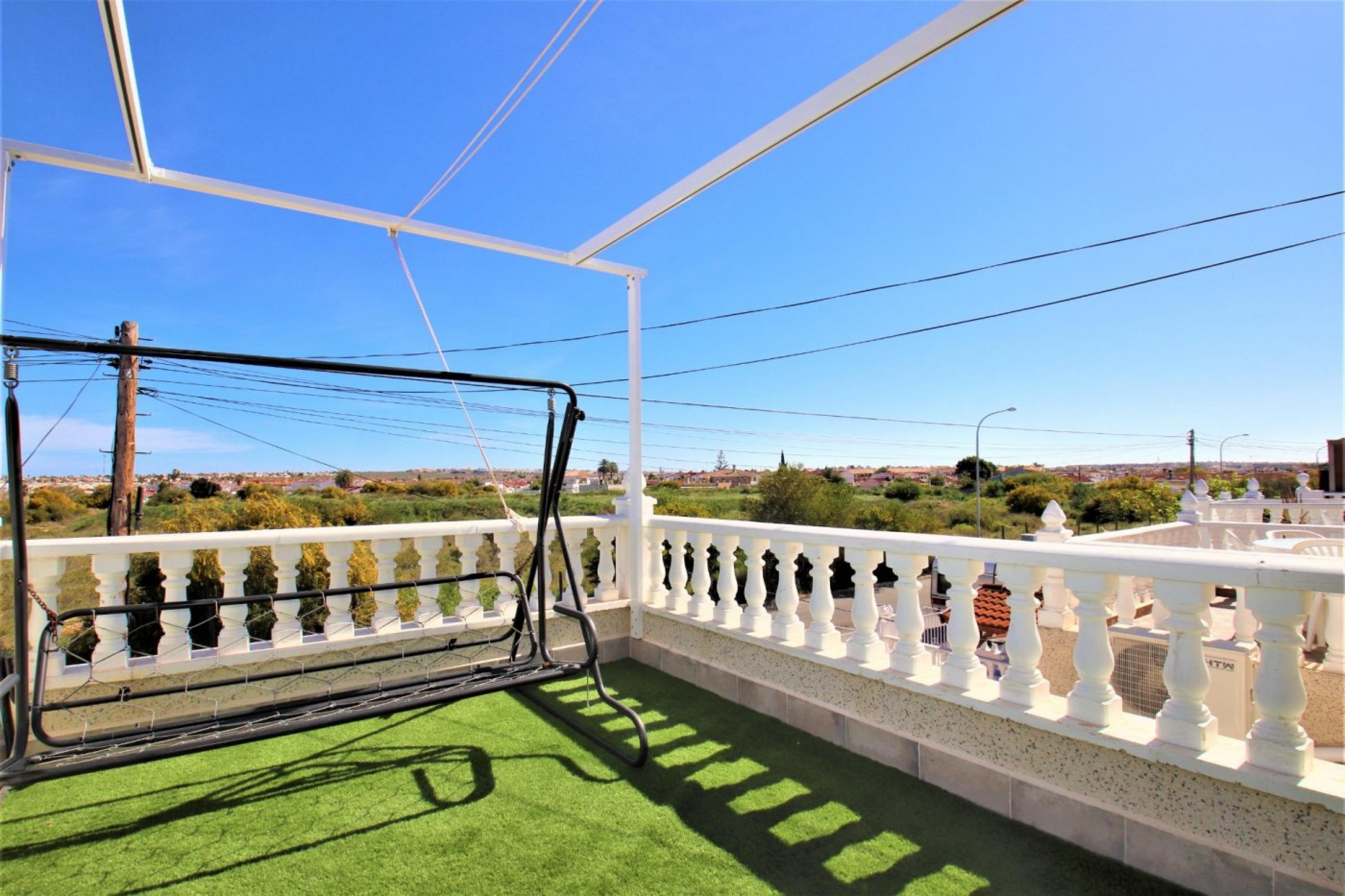 Maison de ville rénovée avec vue dégagée, solarium, entrée de voiture et sans frais communautaires