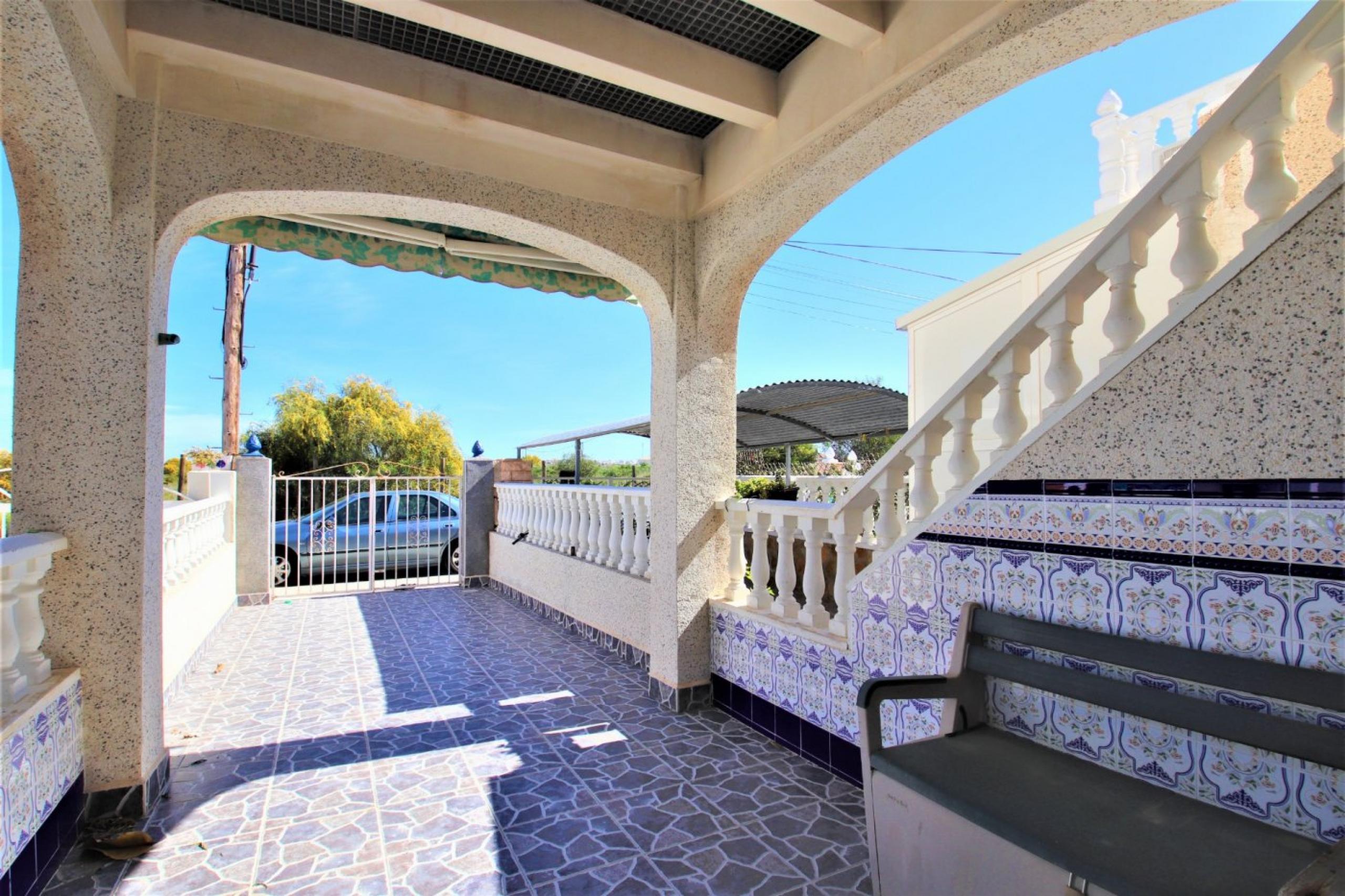 Maison de ville rénovée avec vue dégagée, solarium, entrée de voiture et sans frais communautaires