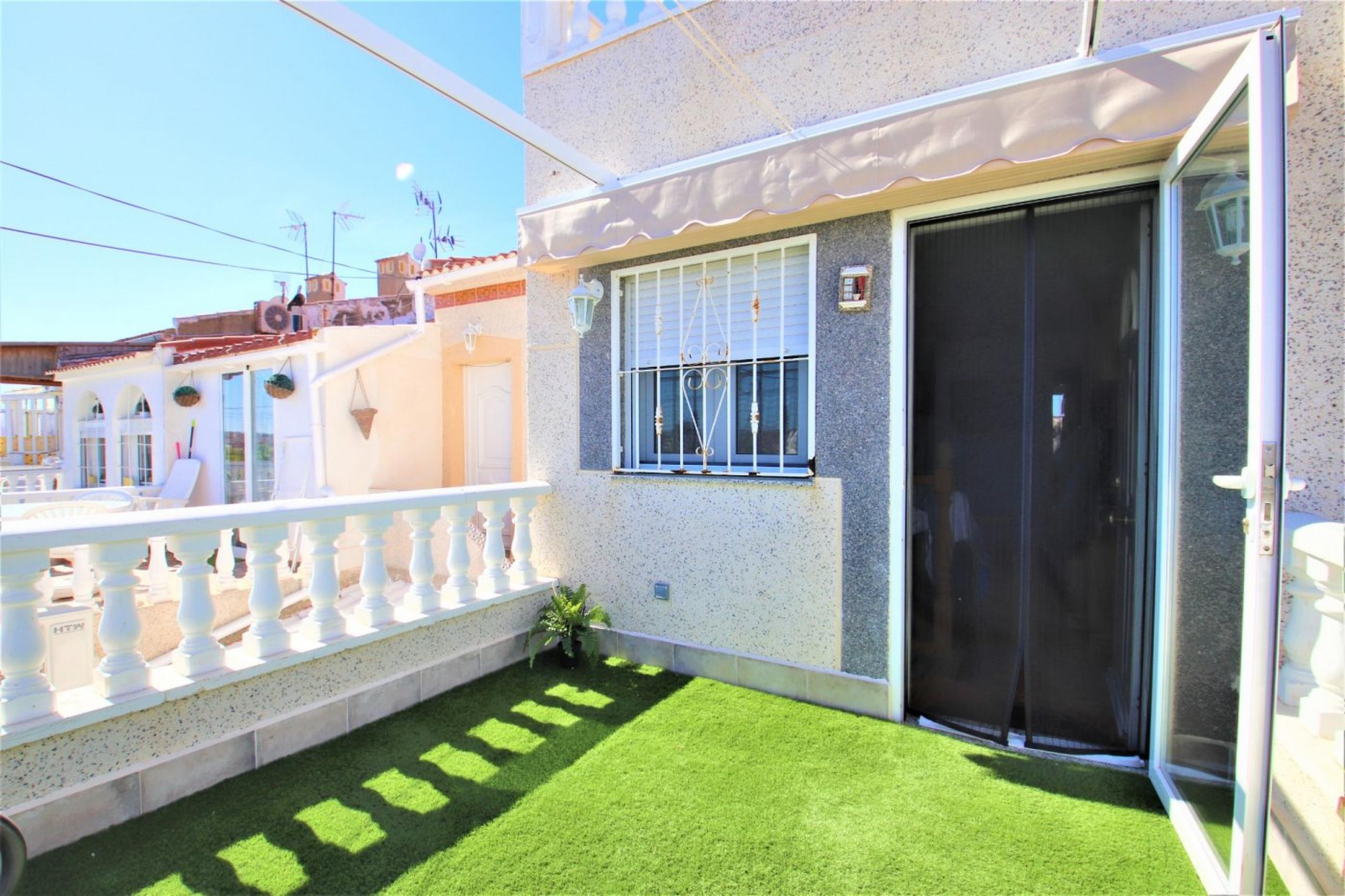 Maison de ville rénovée avec vue dégagée, solarium, entrée de voiture et sans frais communautaires