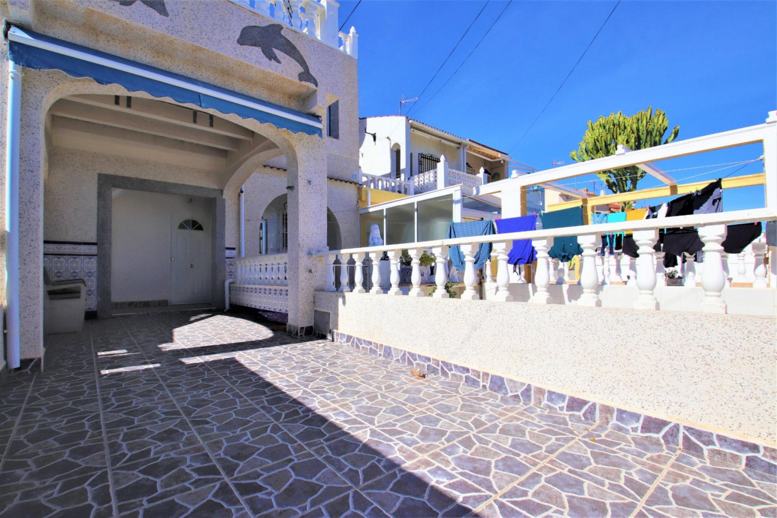 Maison de ville rénovée avec vue dégagée, solarium, entrée de voiture et sans frais communautaires