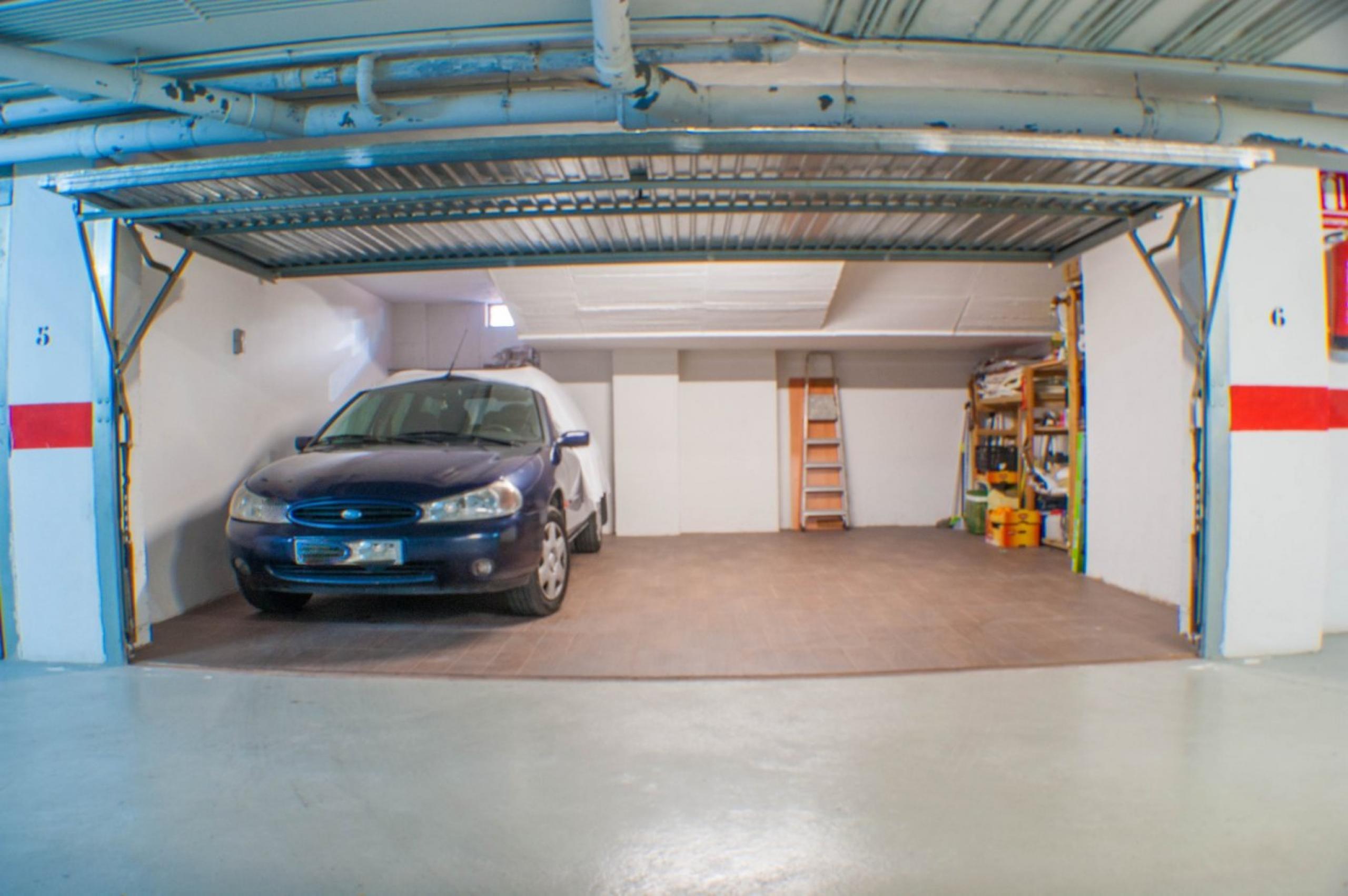 Impressionnant Ã Tico dans le bâtiment Galeon, parfait état avec garage double fermé inclus