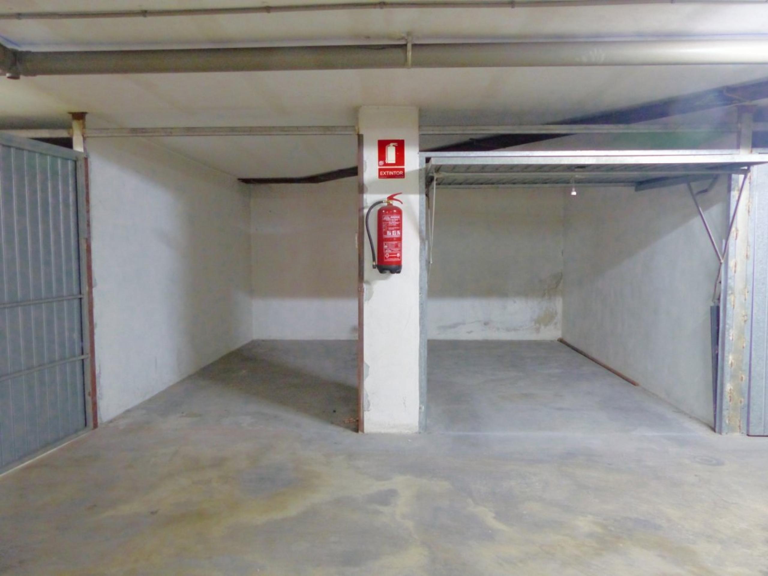 Garage pour 2 voitures à Calle Ramon Gallud à 270m de la plage de Cura