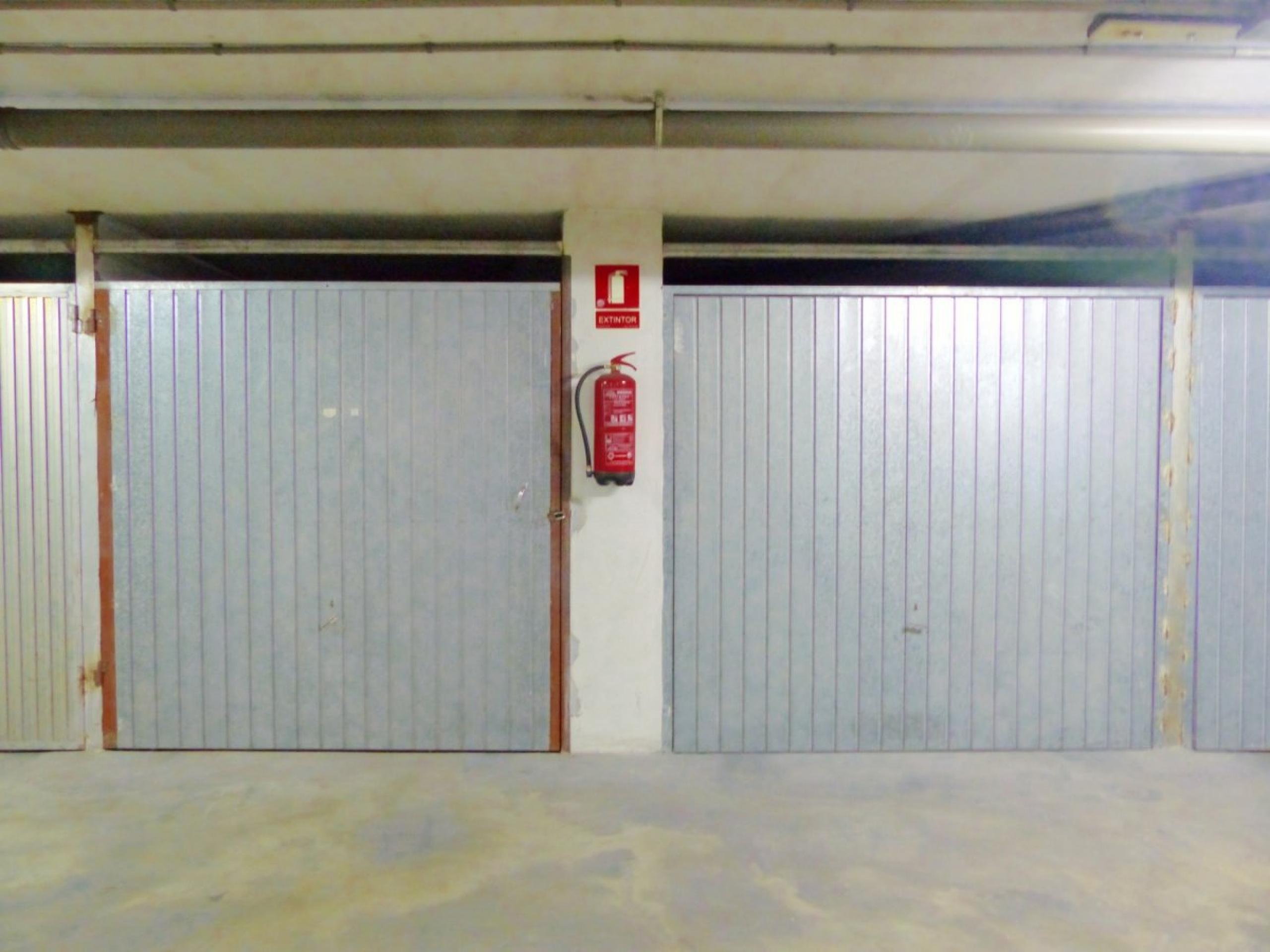 Garage pour 2 voitures à Calle Ramon Gallud à 270m de la plage de Cura