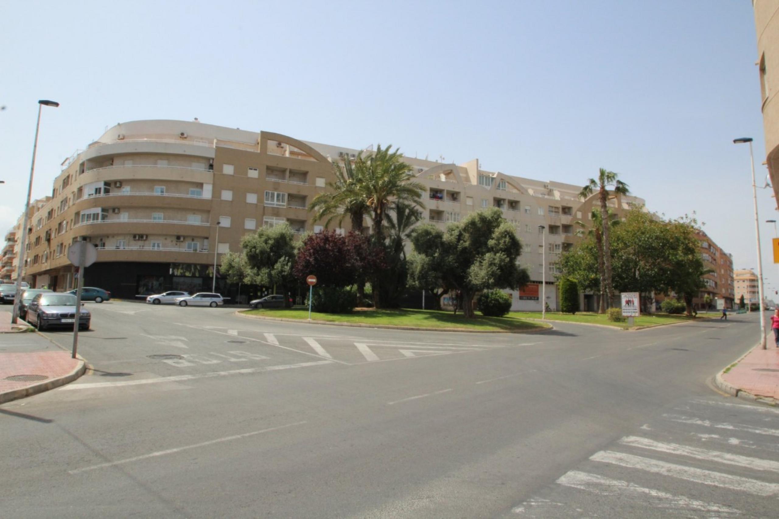 2 chambres à coucher et piscine communale