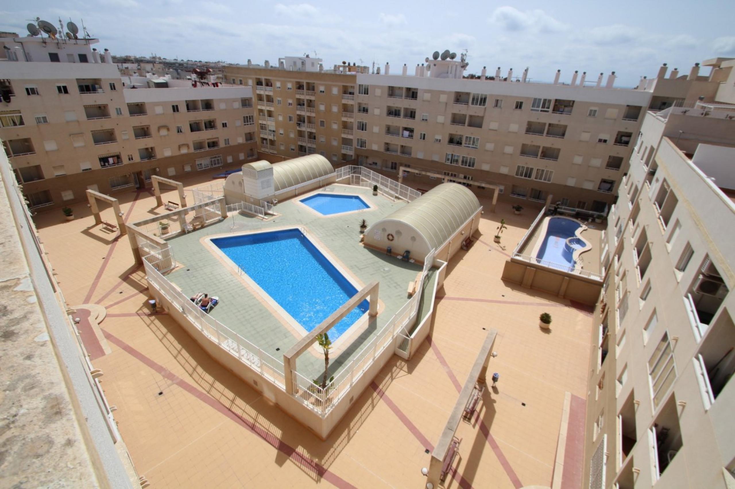 2 chambres à coucher et piscine communale