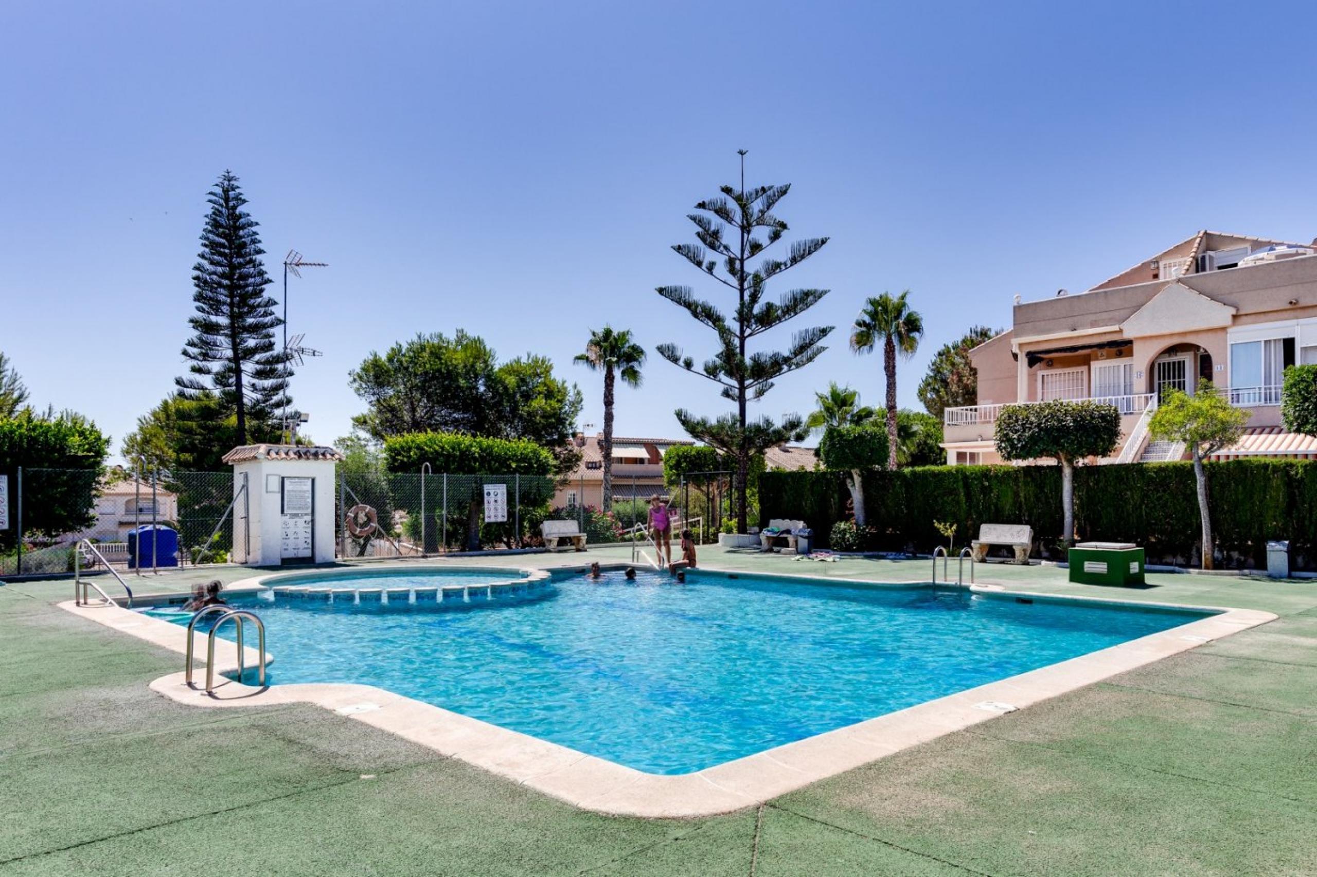 Bungalow élevé, chambres (2 + 1) +2 BaÃ'os + 2 terrasses + piscine + piste de tennis + parking, Playa de la Mata