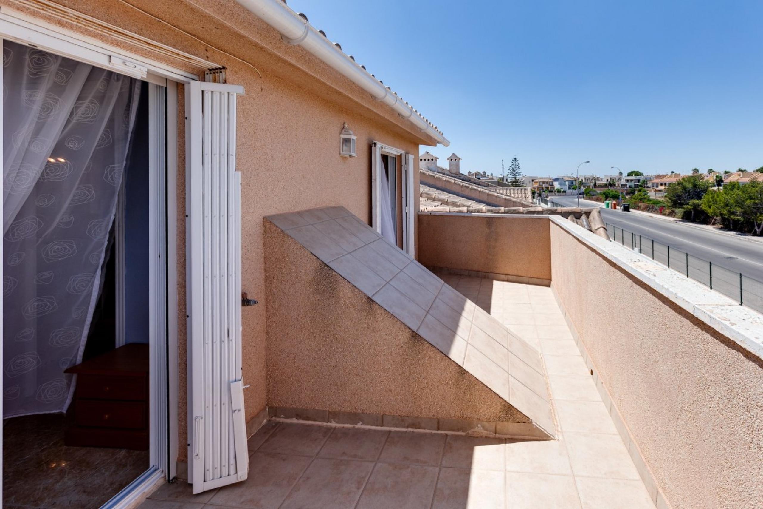 Bungalow élevé, chambres (2 + 1) +2 BaÃ'os + 2 terrasses + piscine + piste de tennis + parking, Playa de la Mata