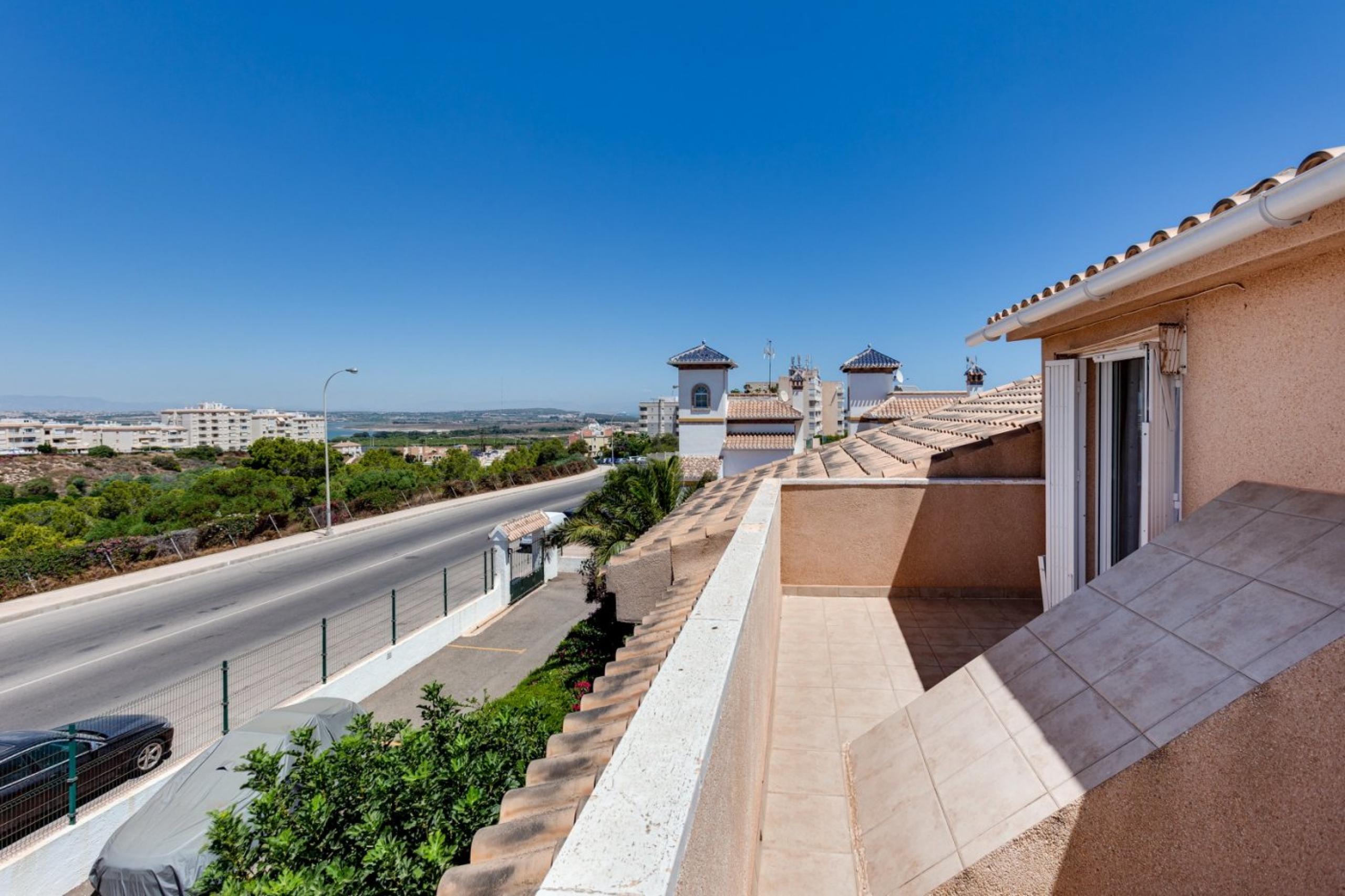 Bungalow élevé, chambres (2 + 1) +2 BaÃ'os + 2 terrasses + piscine + piste de tennis + parking, Playa de la Mata