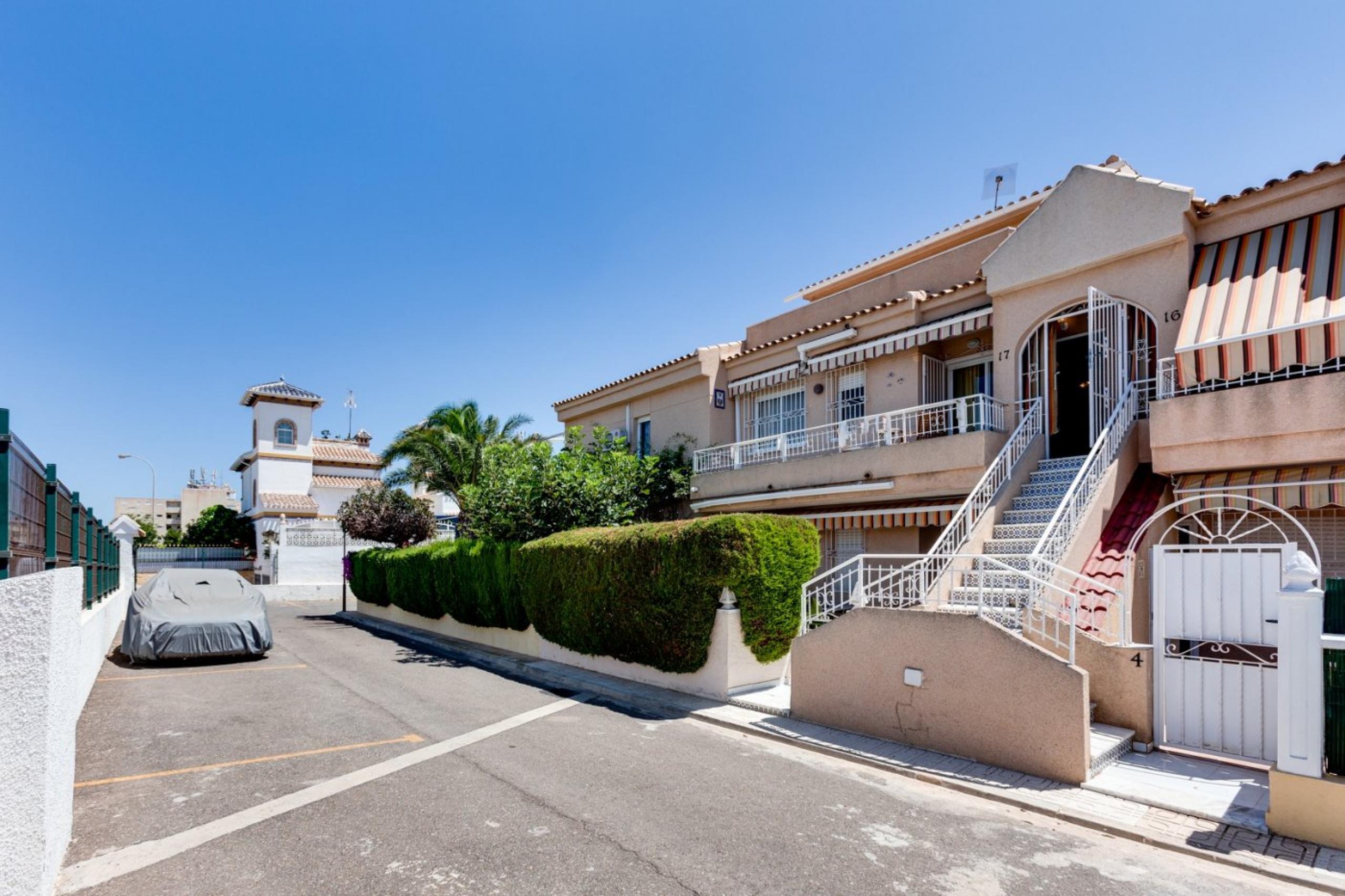 Bungalow élevé, chambres (2 + 1) +2 BaÃ'os + 2 terrasses + piscine + piste de tennis + parking, Playa de la Mata