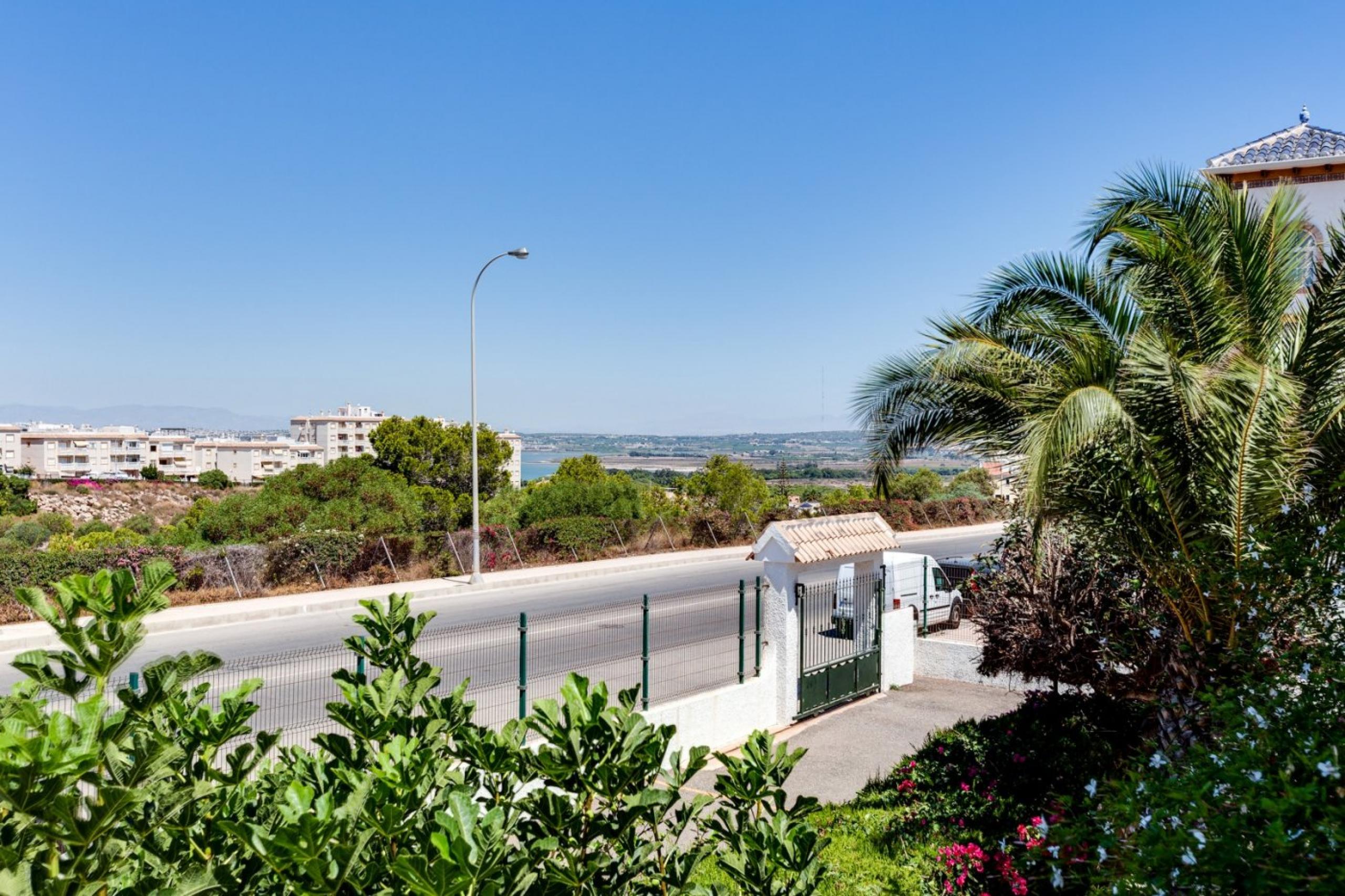 Bungalow élevé, chambres (2 + 1) +2 BaÃ'os + 2 terrasses + piscine + piste de tennis + parking, Playa de la Mata