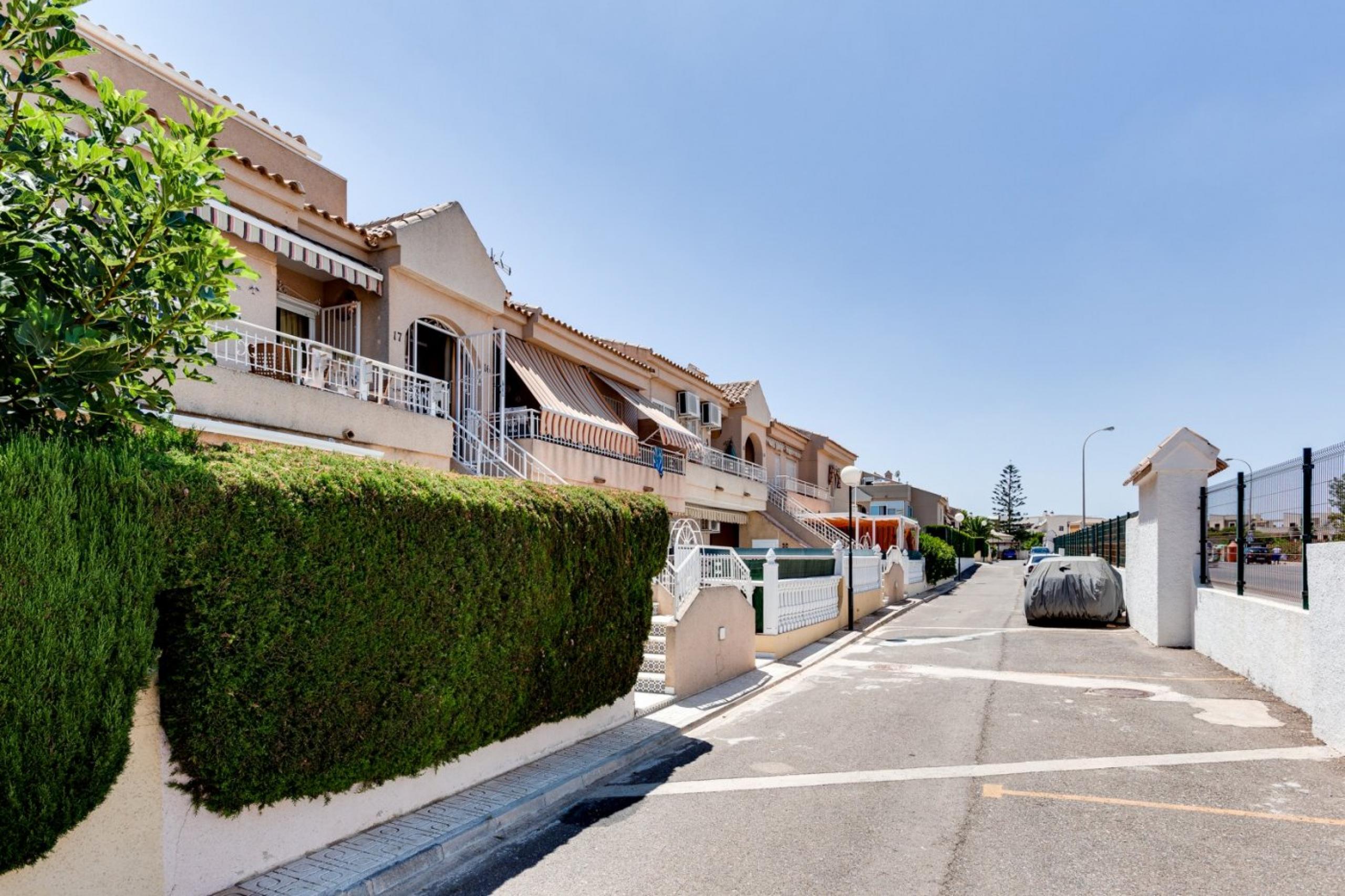 Bungalow élevé, chambres (2 + 1) +2 BaÃ'os + 2 terrasses + piscine + piste de tennis + parking, Playa de la Mata