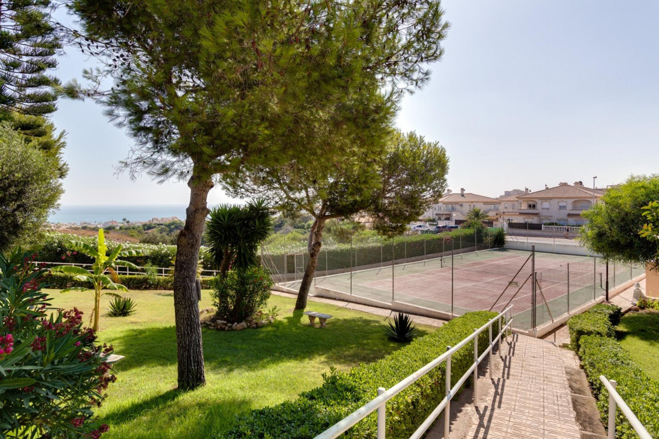 Bungalow élevé, chambres (2 + 1) +2 BaÃ'os + 2 terrasses + piscine + piste de tennis + parking, Playa de la Mata