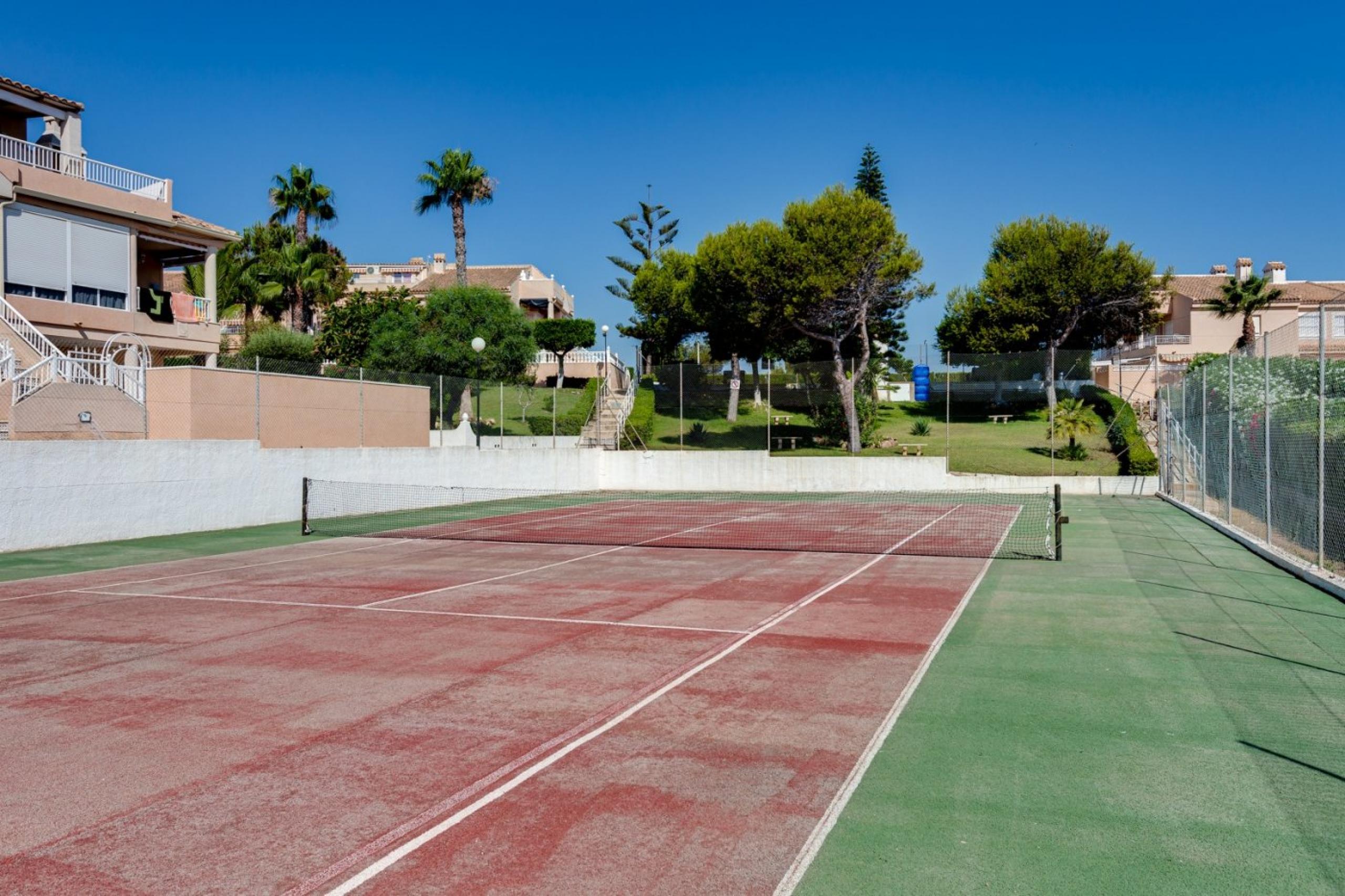 Bungalow élevé, chambres (2 + 1) +2 BaÃ'os + 2 terrasses + piscine + piste de tennis + parking, Playa de la Mata