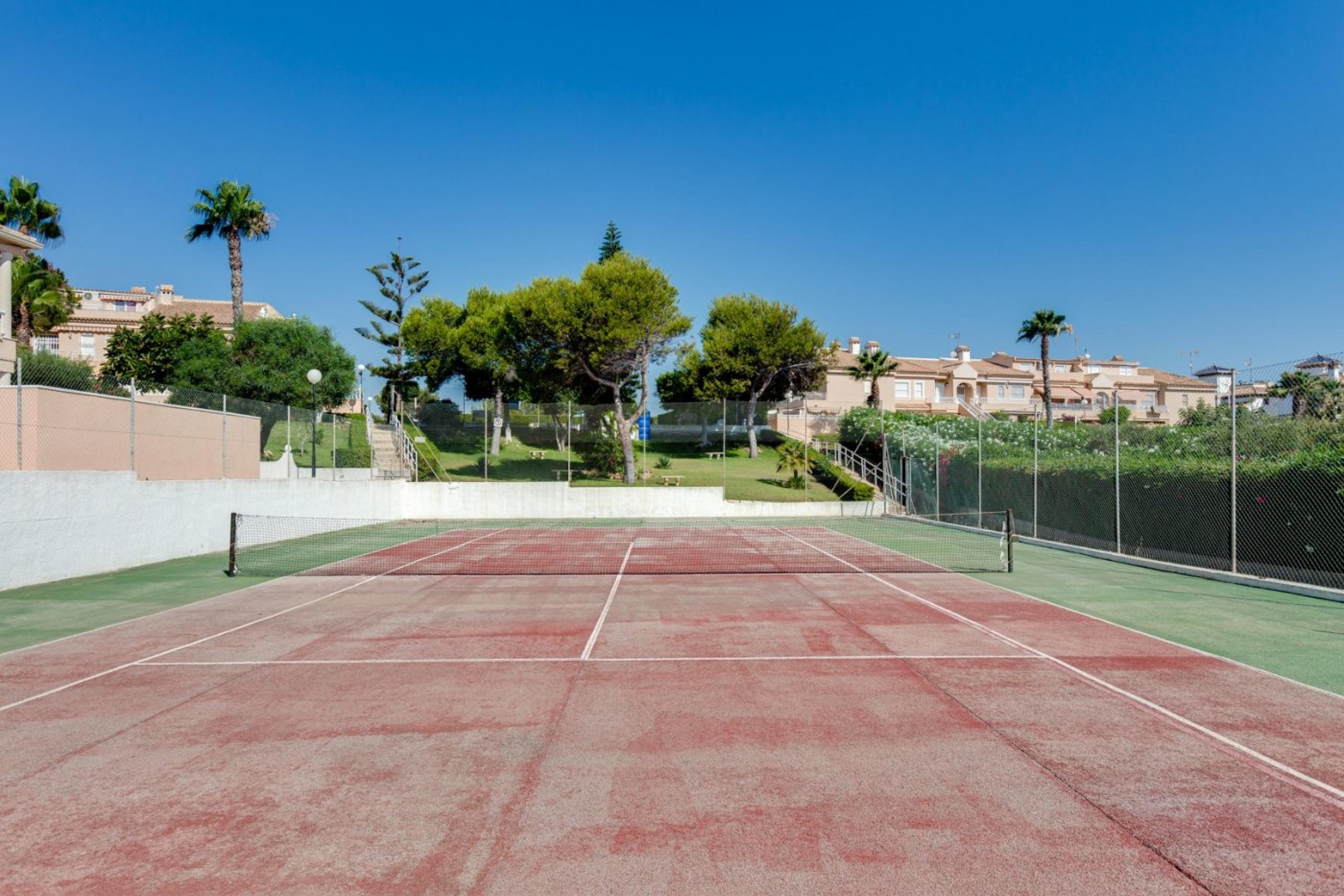 Bungalow élevé, chambres (2 + 1) +2 BaÃ'os + 2 terrasses + piscine + piste de tennis + parking, Playa de la Mata