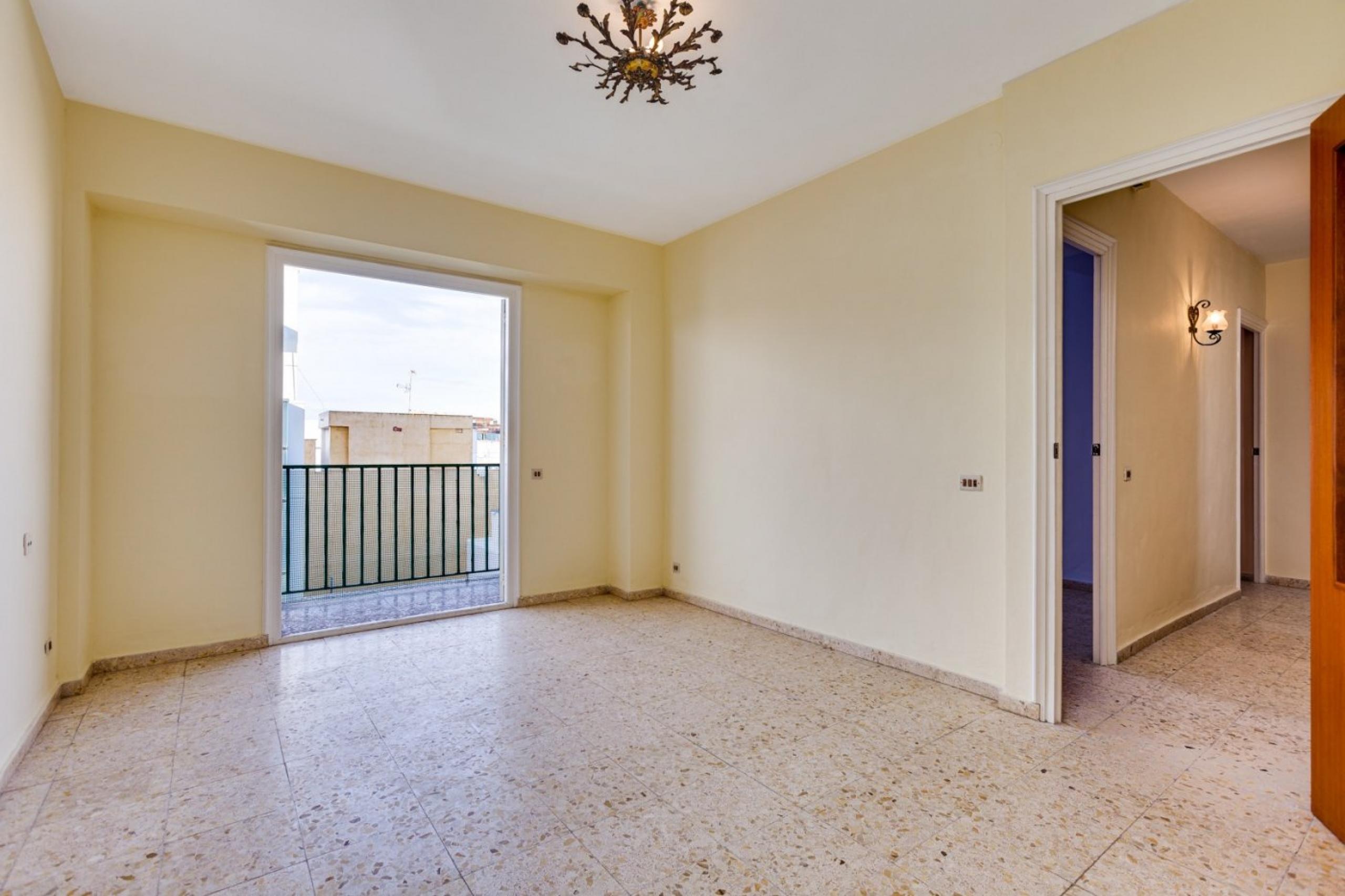 Appartement avec trois chambres à coucher + terrasse, au coeur de Torrevieja