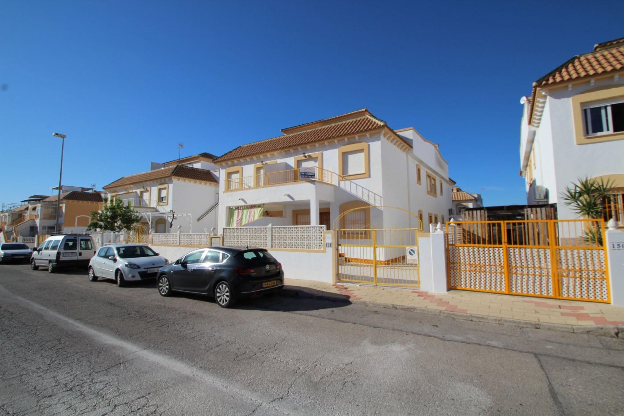 Beau bungalow de 3 chambres et 3 salles de bain avec un grand terrain avec orientation sud