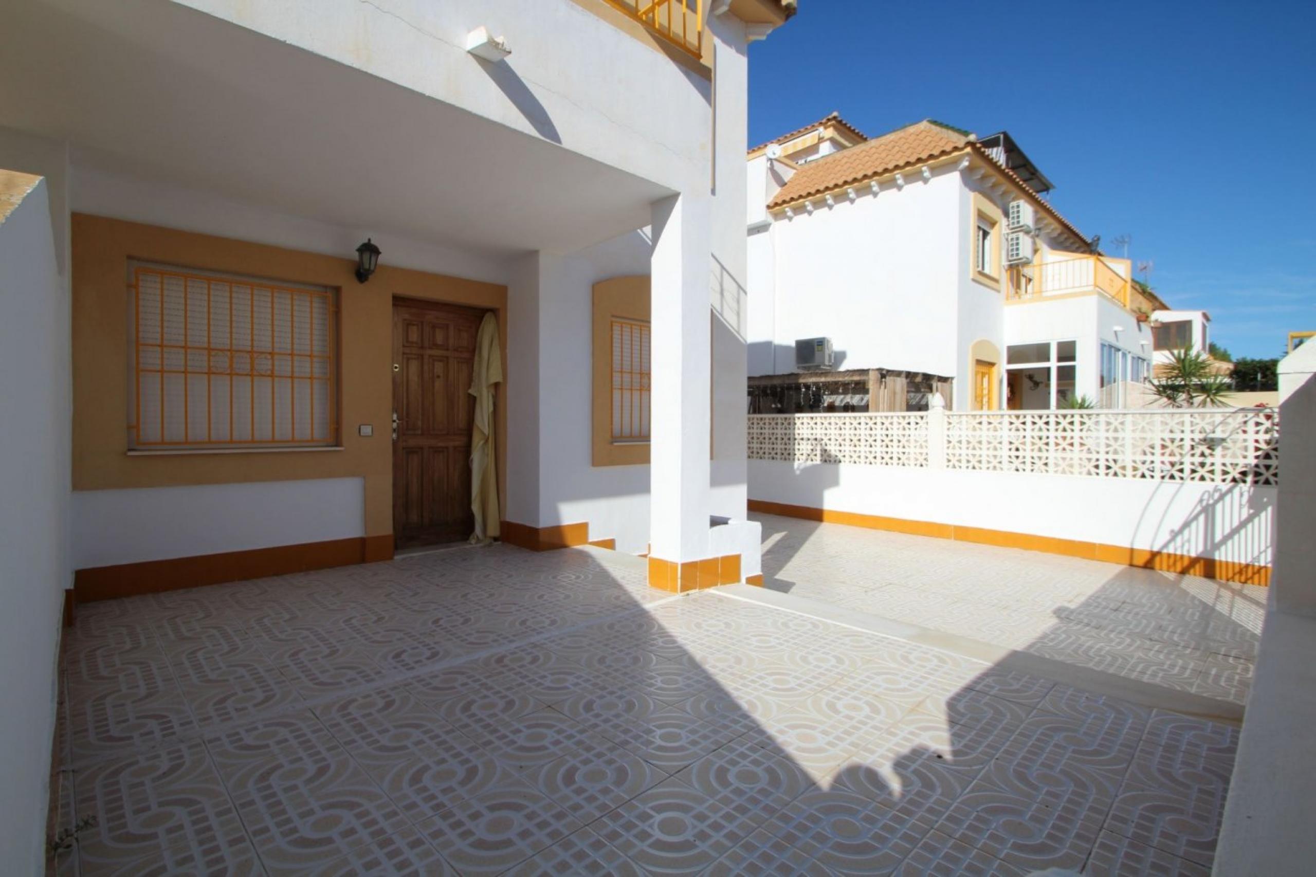 Beau bungalow de 3 chambres et 3 salles de bain avec un grand terrain avec orientation sud