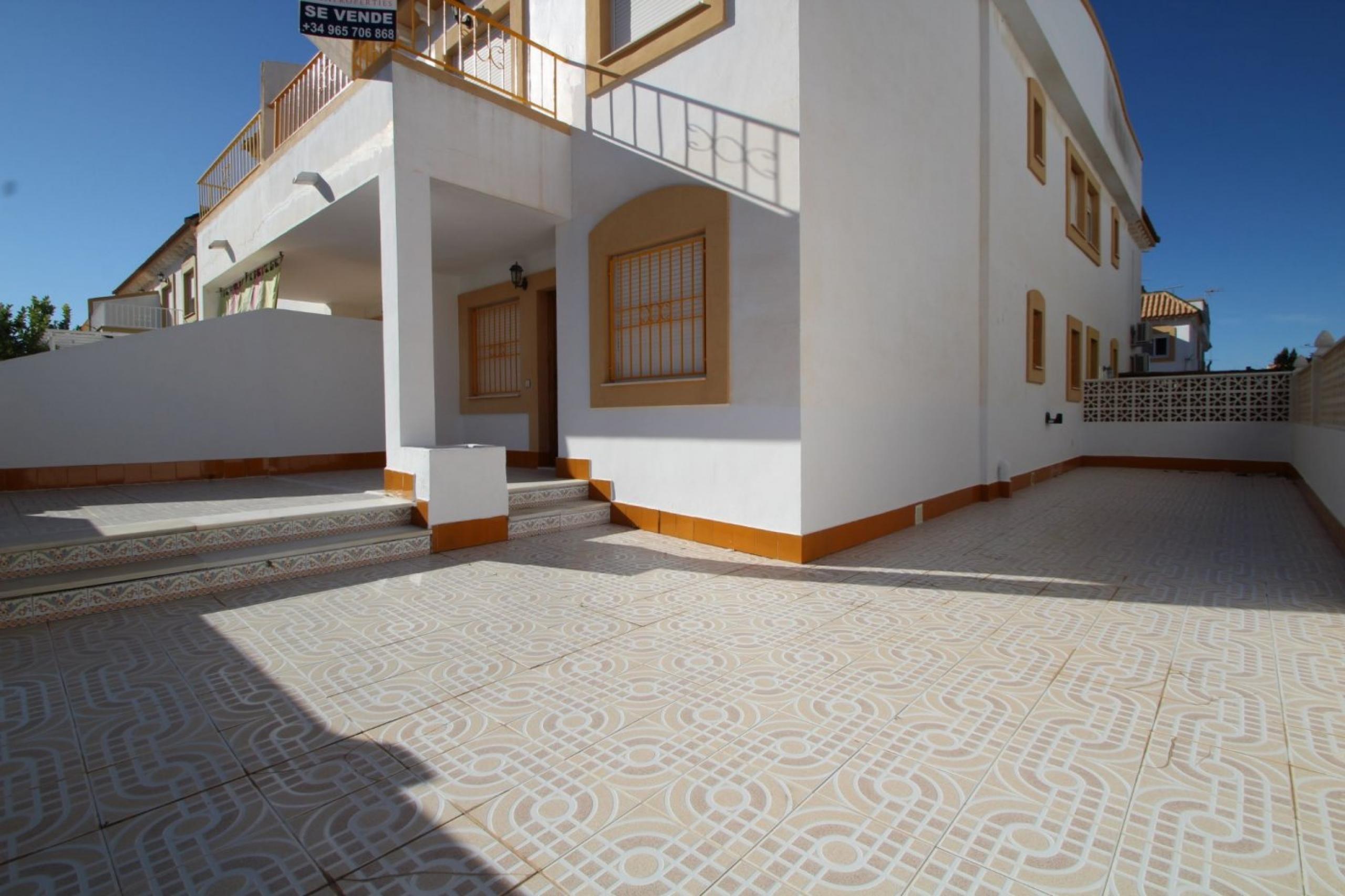 Beau bungalow de 3 chambres et 3 salles de bain avec un grand terrain avec orientation sud