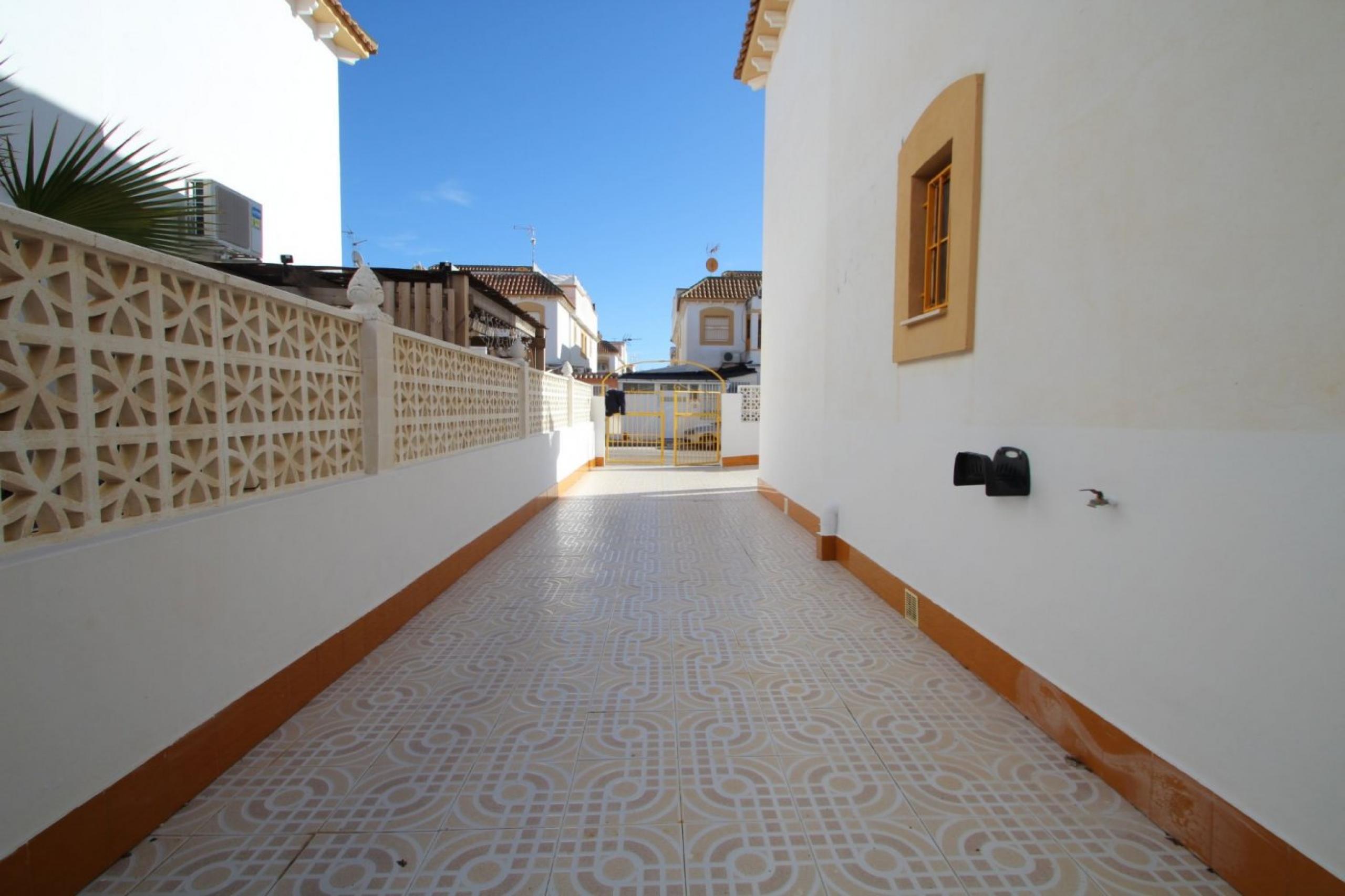 Beau bungalow de 3 chambres et 3 salles de bain avec un grand terrain avec orientation sud