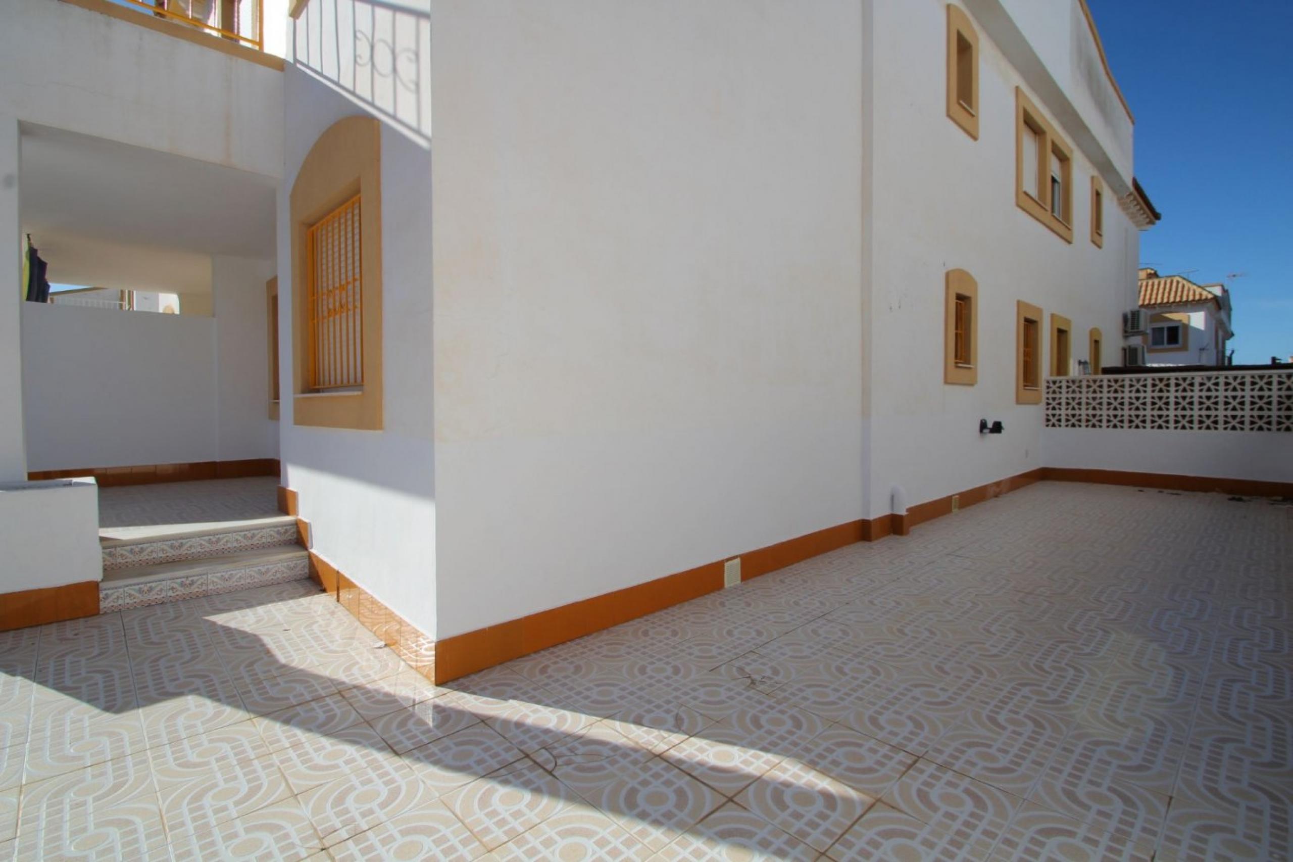 Beau bungalow de 3 chambres et 3 salles de bain avec un grand terrain avec orientation sud