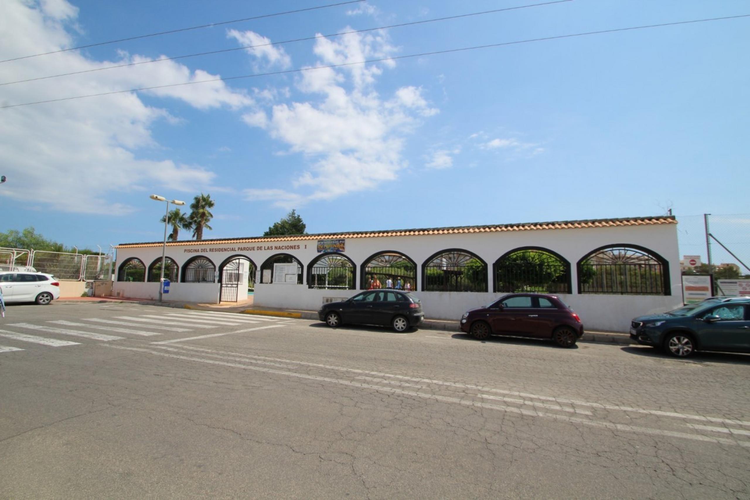 Beau bungalow de 3 chambres et 3 salles de bain avec un grand terrain avec orientation sud