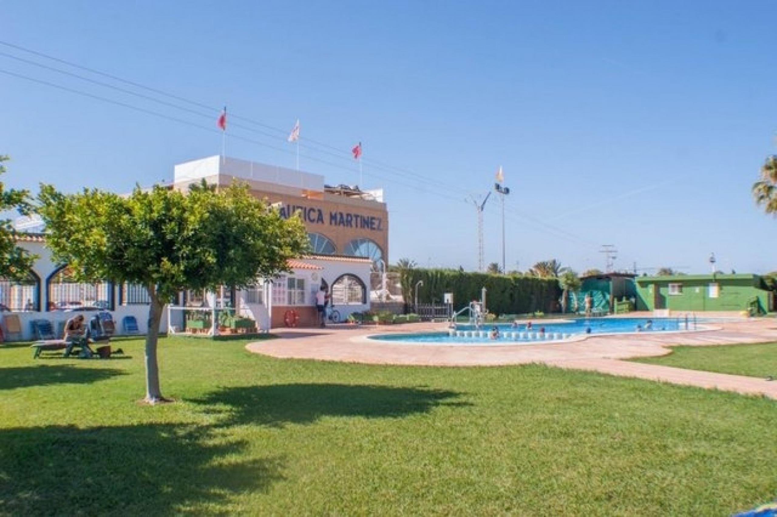 Beau bungalow de 3 chambres et 3 salles de bain avec un grand terrain avec orientation sud