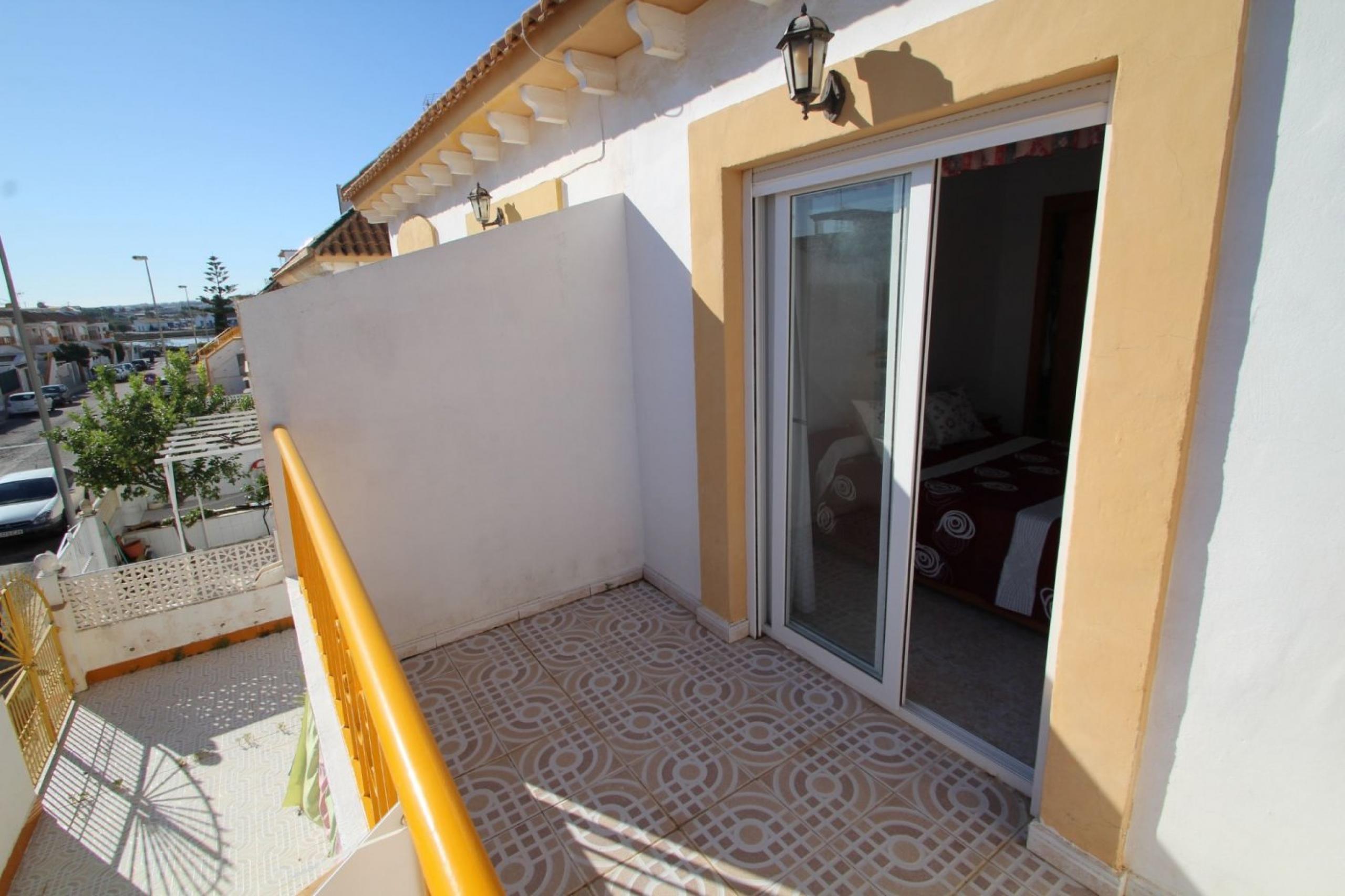 Beau bungalow de 3 chambres et 3 salles de bain avec un grand terrain avec orientation sud