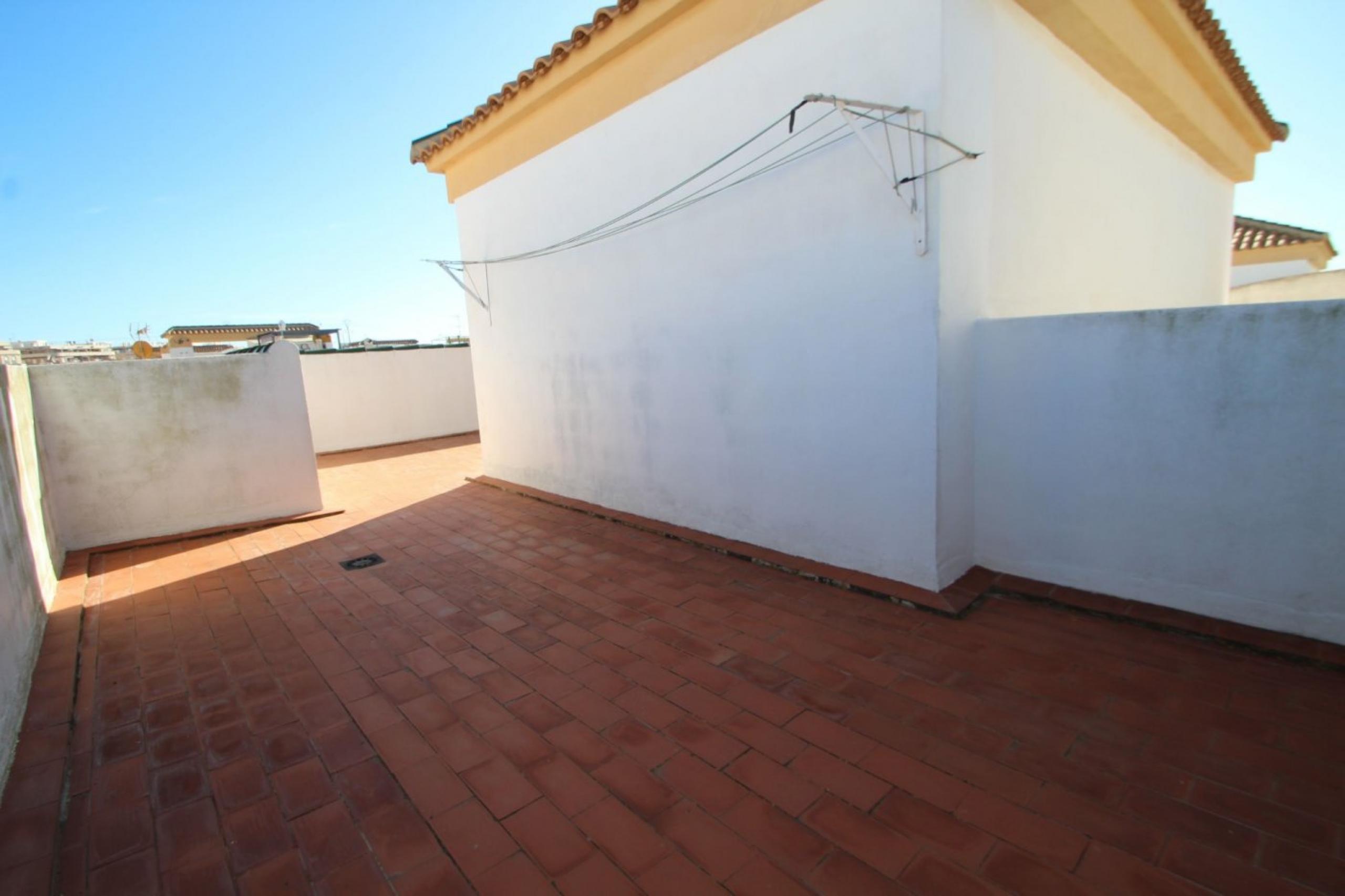 Beau bungalow de 3 chambres et 3 salles de bain avec un grand terrain avec orientation sud