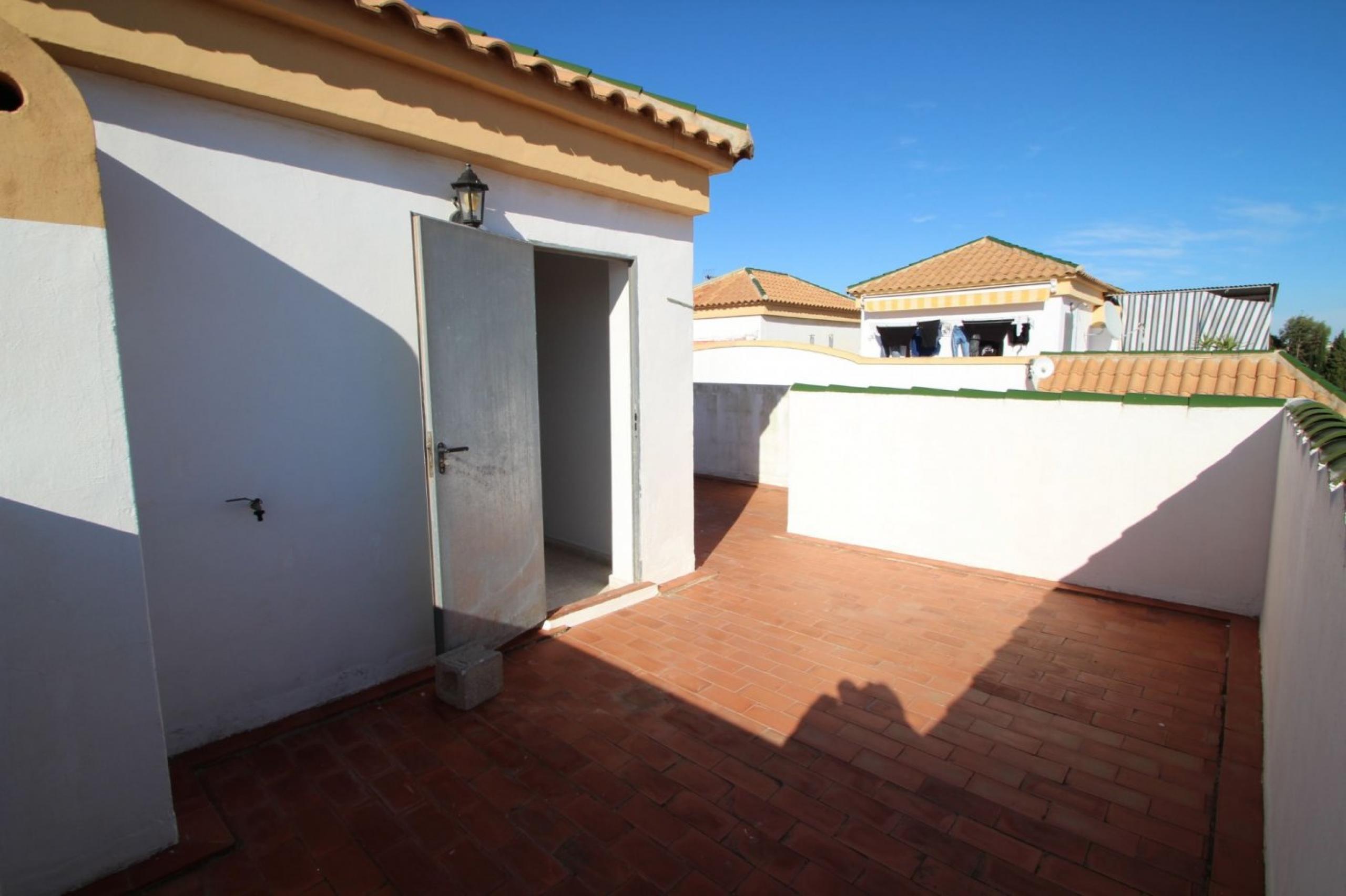 Beau bungalow de 3 chambres et 3 salles de bain avec un grand terrain avec orientation sud