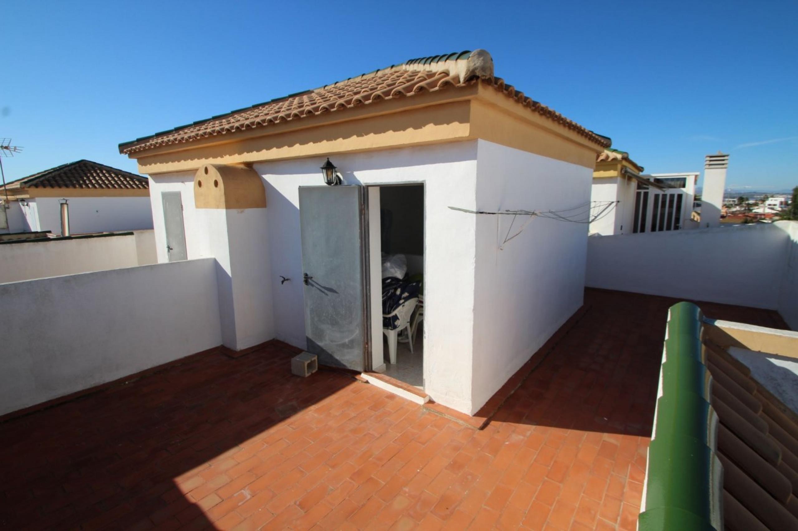 Beau bungalow de 3 chambres et 3 salles de bain avec un grand terrain avec orientation sud