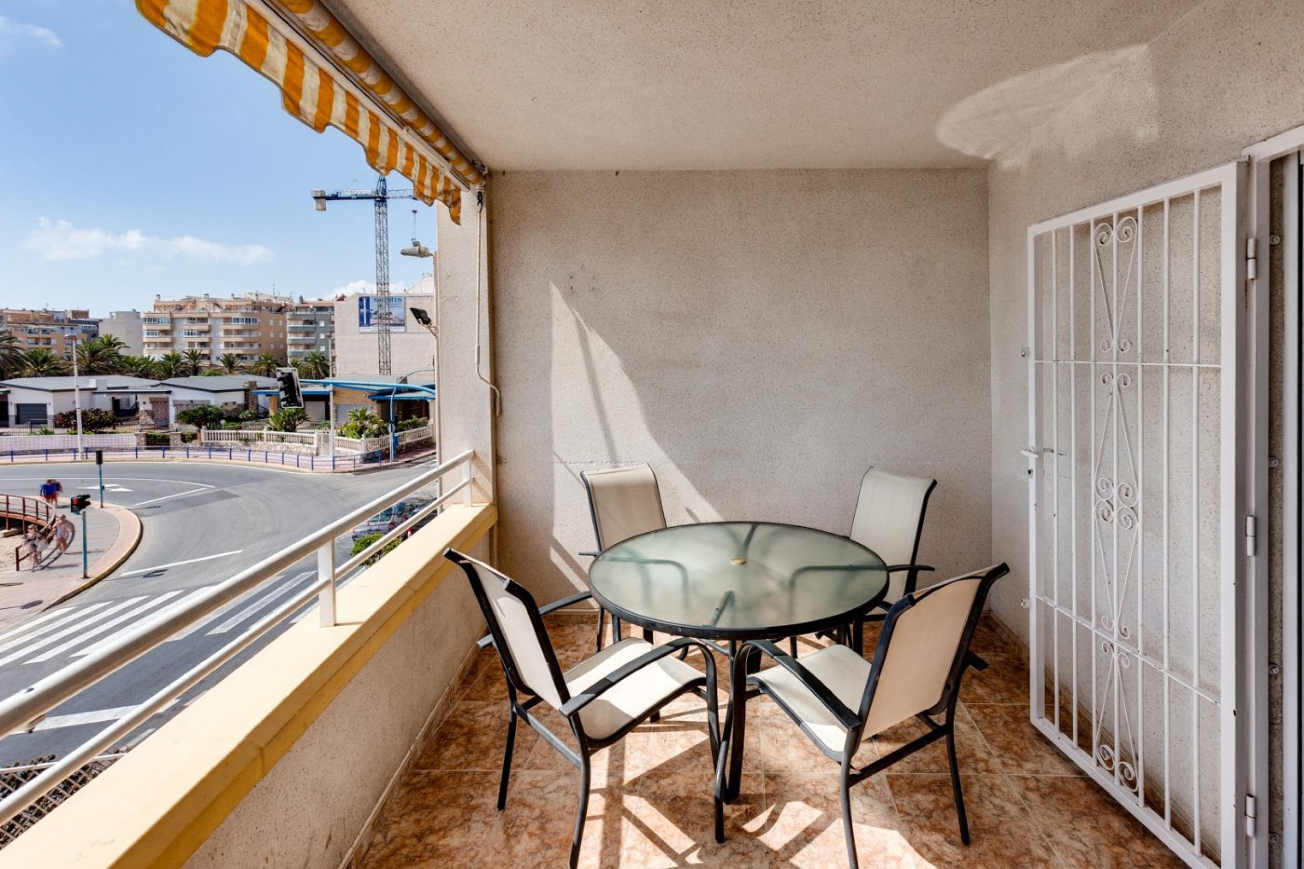 Â € 1 Lüse et vue sur la mer !! 80 m de patio + appartement de 3 chambres + 2 baÃ'os + terrasse, Torrevieja