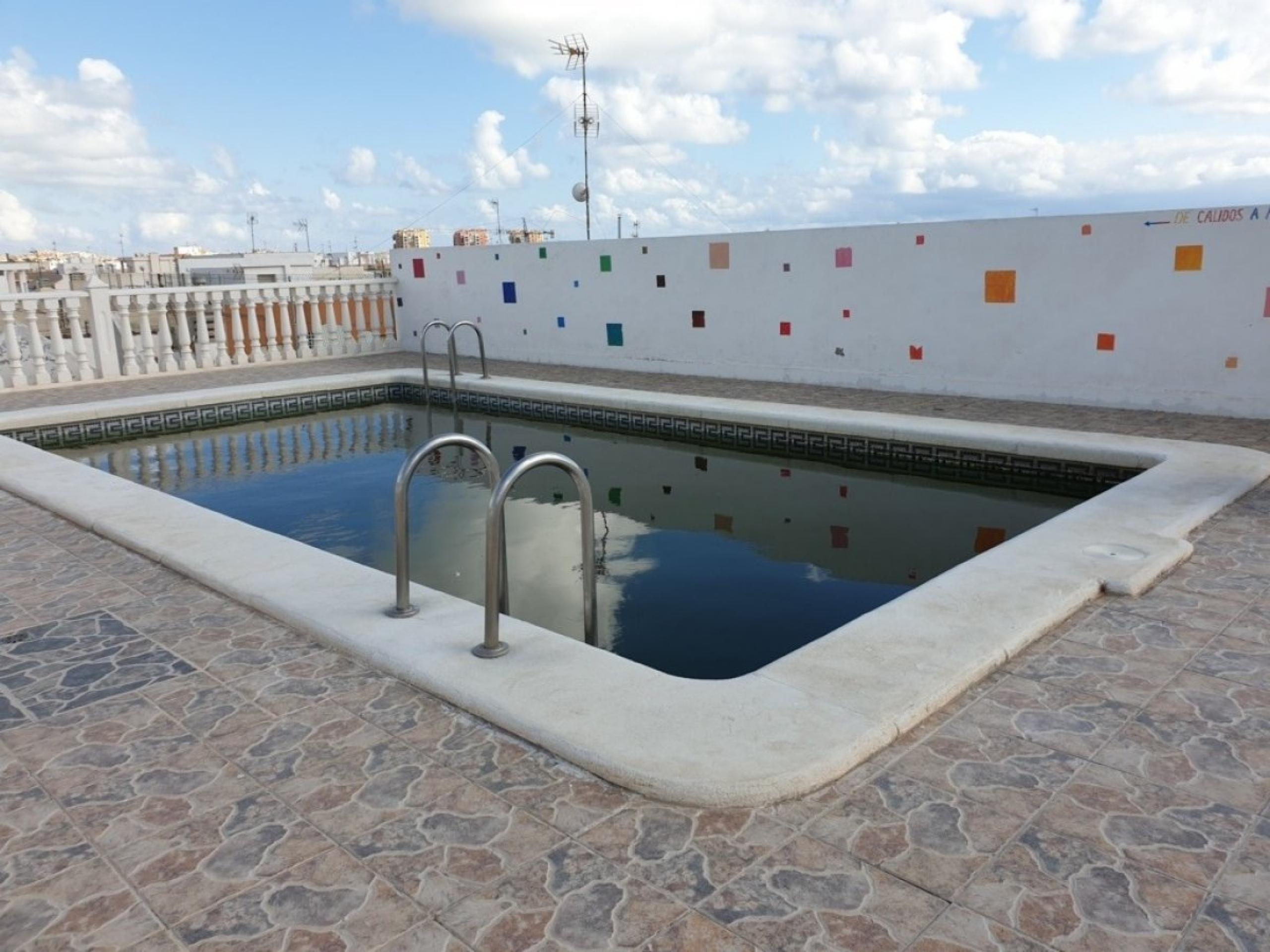 Appartement à côté de la plage de Cura, Piscine communautaire