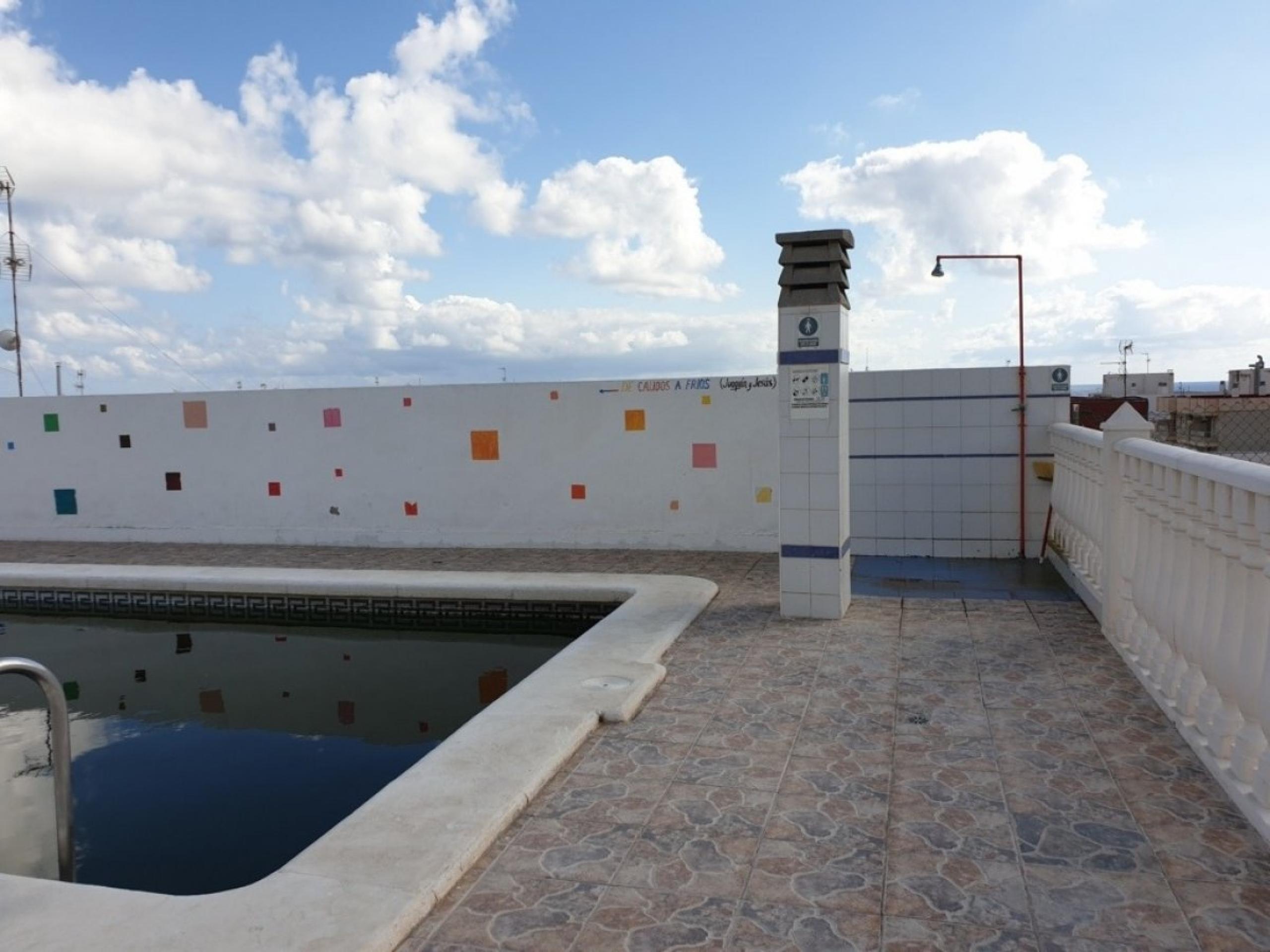 Appartement à côté de la plage de Cura, Piscine communautaire