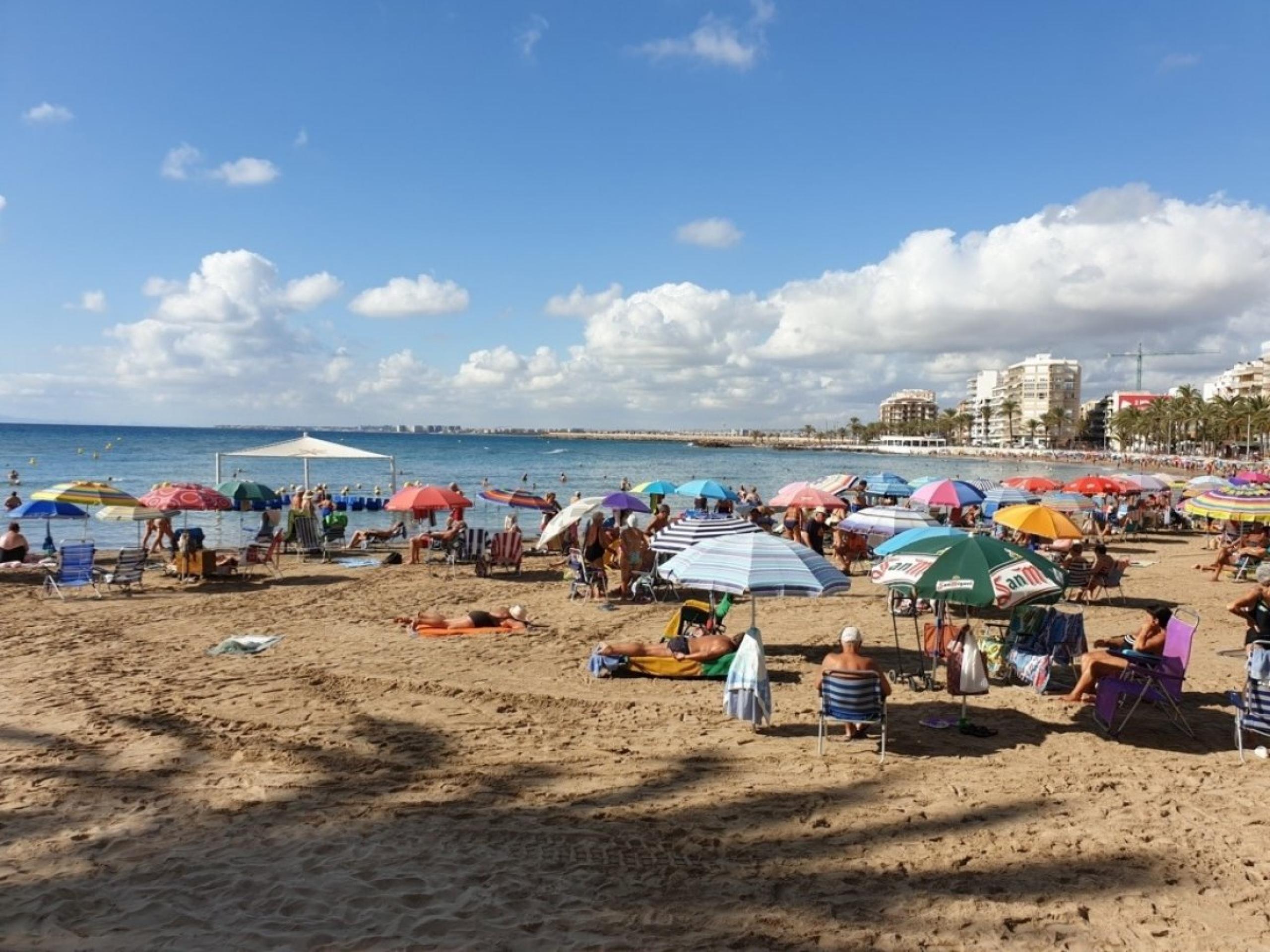 Appartement à côté de la plage de Cura, Piscine communautaire