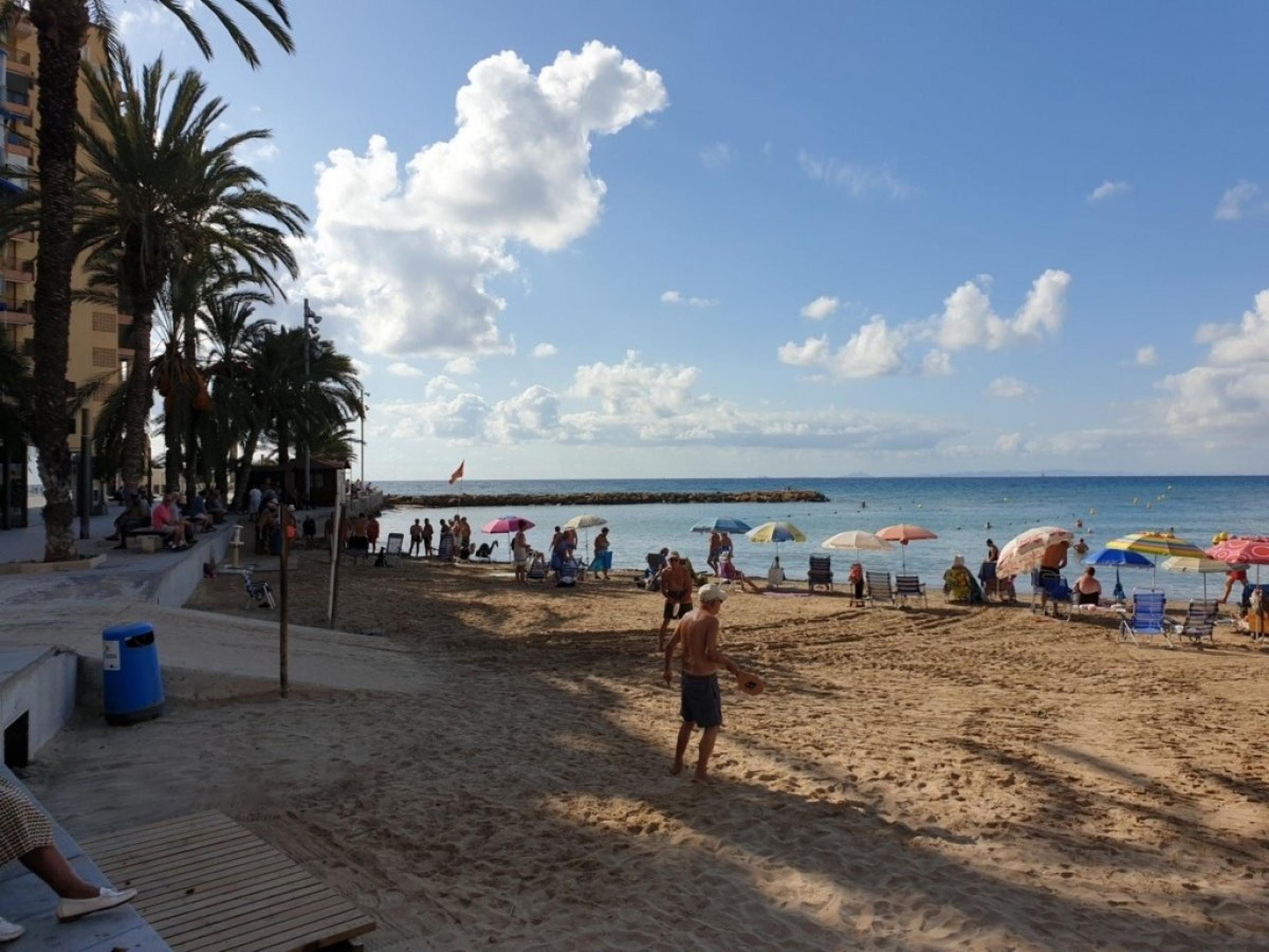 Appartement à côté de la plage de Cura, Piscine communautaire