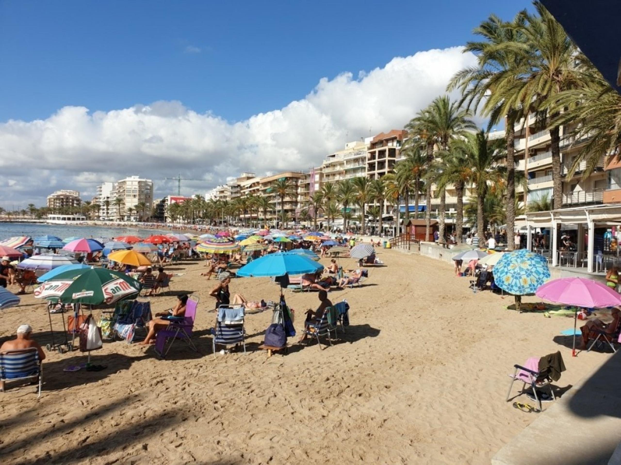 Appartement à côté de la plage de Cura, Piscine communautaire