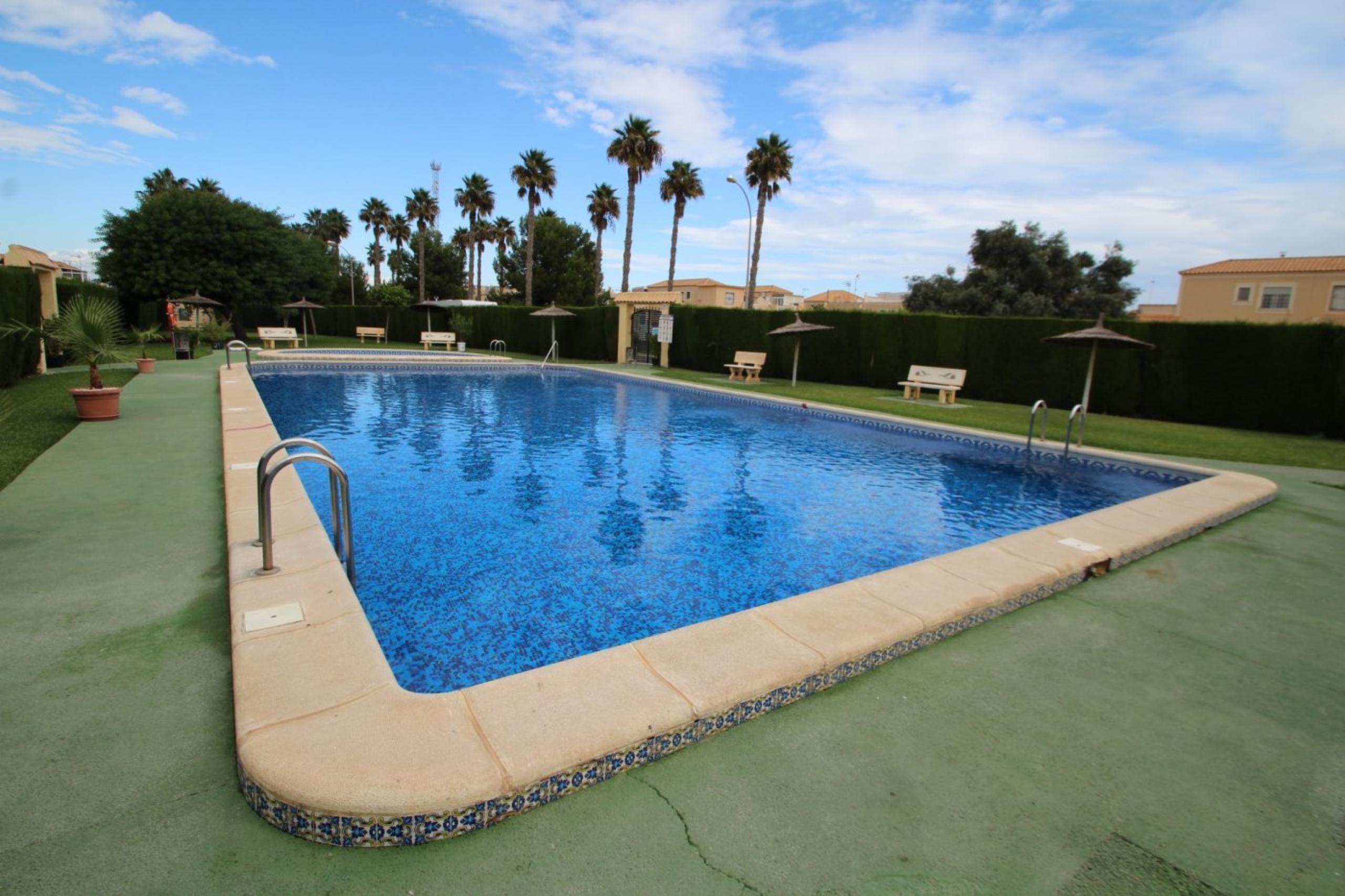 Beau bungalow au rez-de-chaussée avec un grand patio, une vue imprenable et une piscine communale