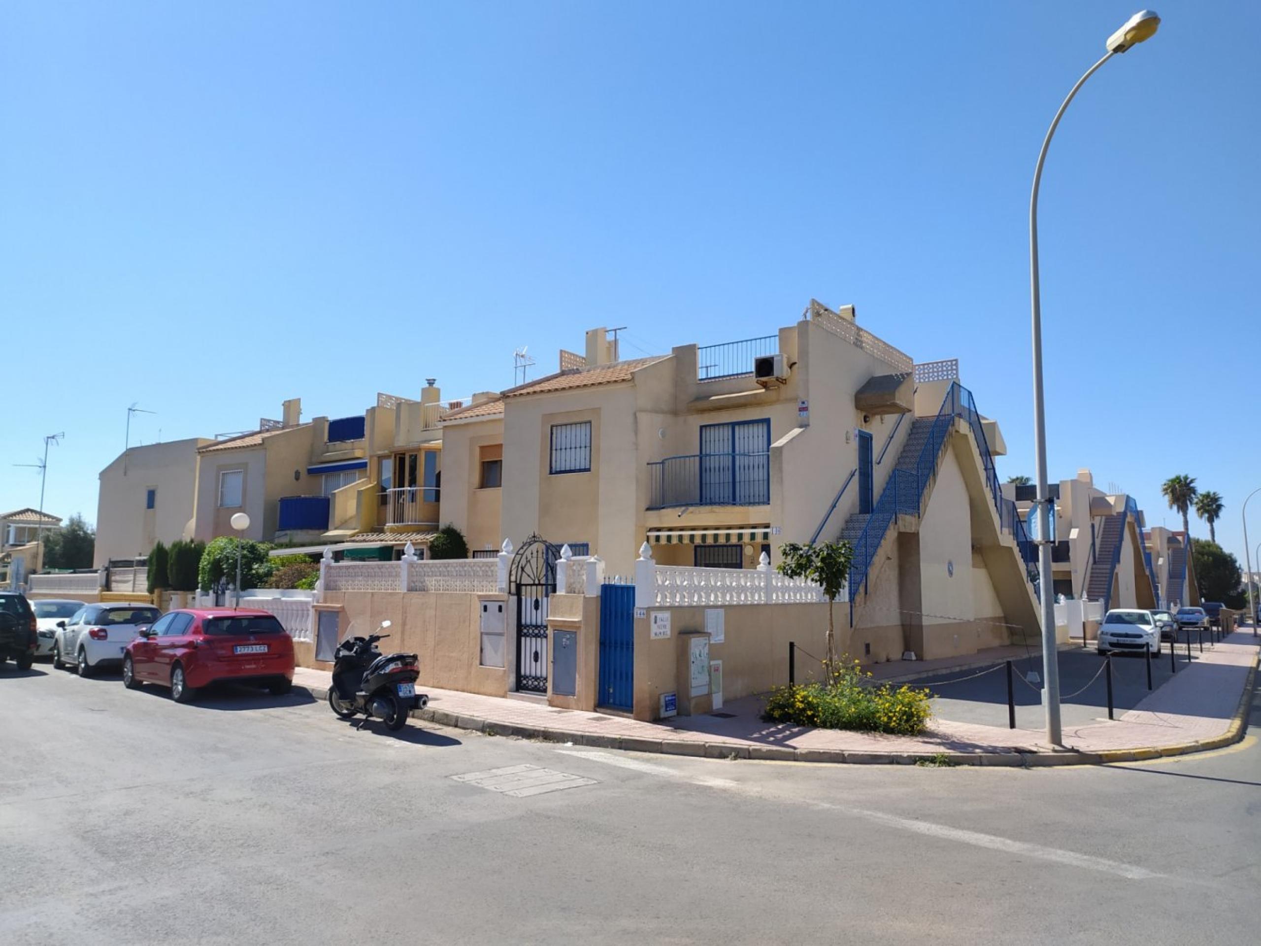 Beau bungalow au rez-de-chaussée avec un grand patio, une vue imprenable et une piscine communale