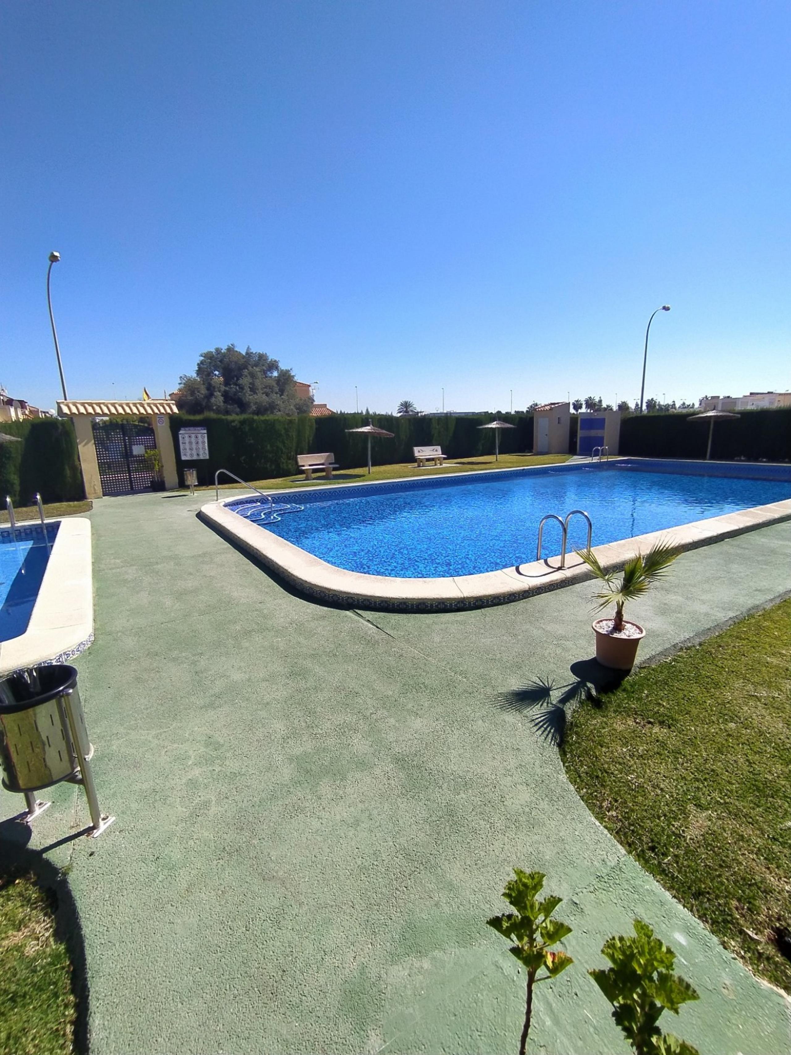 Beau bungalow au rez-de-chaussée avec un grand patio, une vue imprenable et une piscine communale