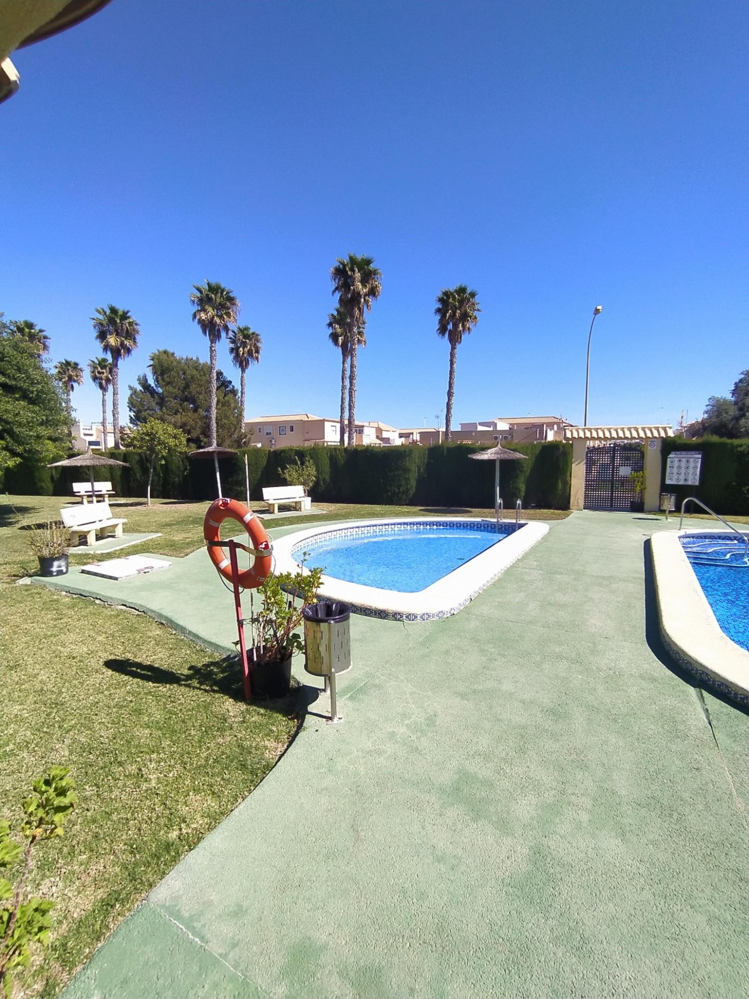 Beau bungalow au rez-de-chaussée avec un grand patio, une vue imprenable et une piscine communale