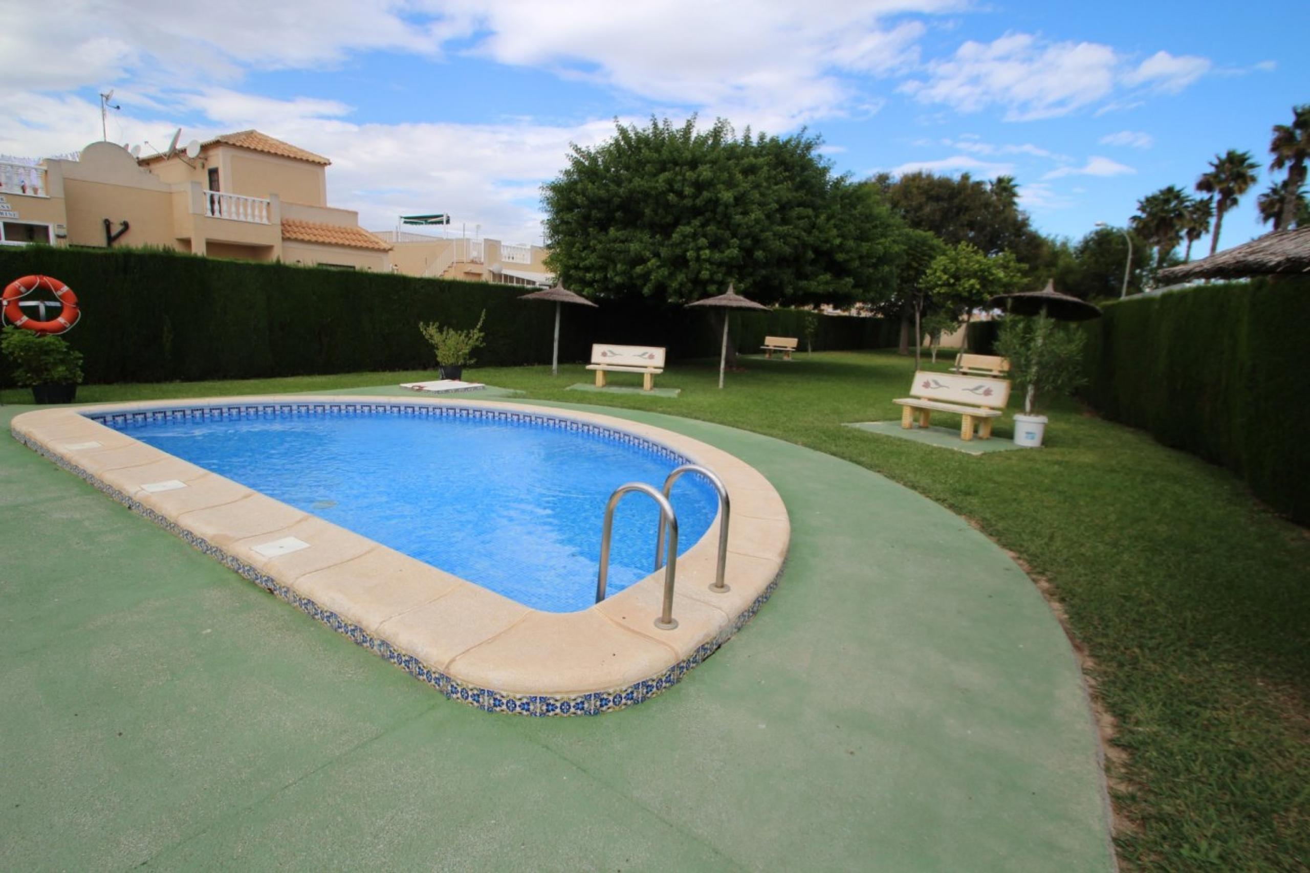 Beau bungalow au rez-de-chaussée avec un grand patio, une vue imprenable et une piscine communale