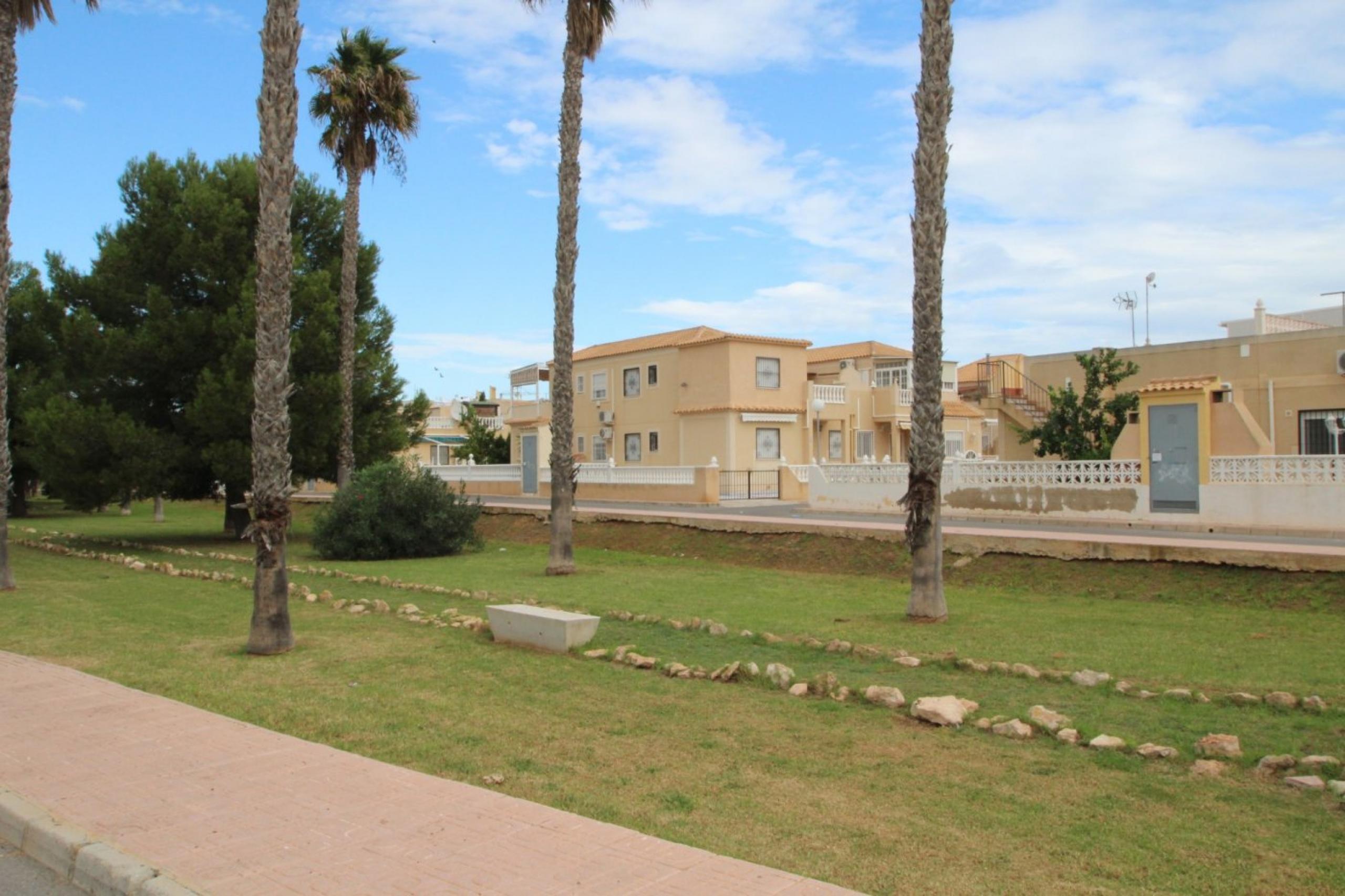 Beau bungalow au rez-de-chaussée avec un grand patio, une vue imprenable et une piscine communale