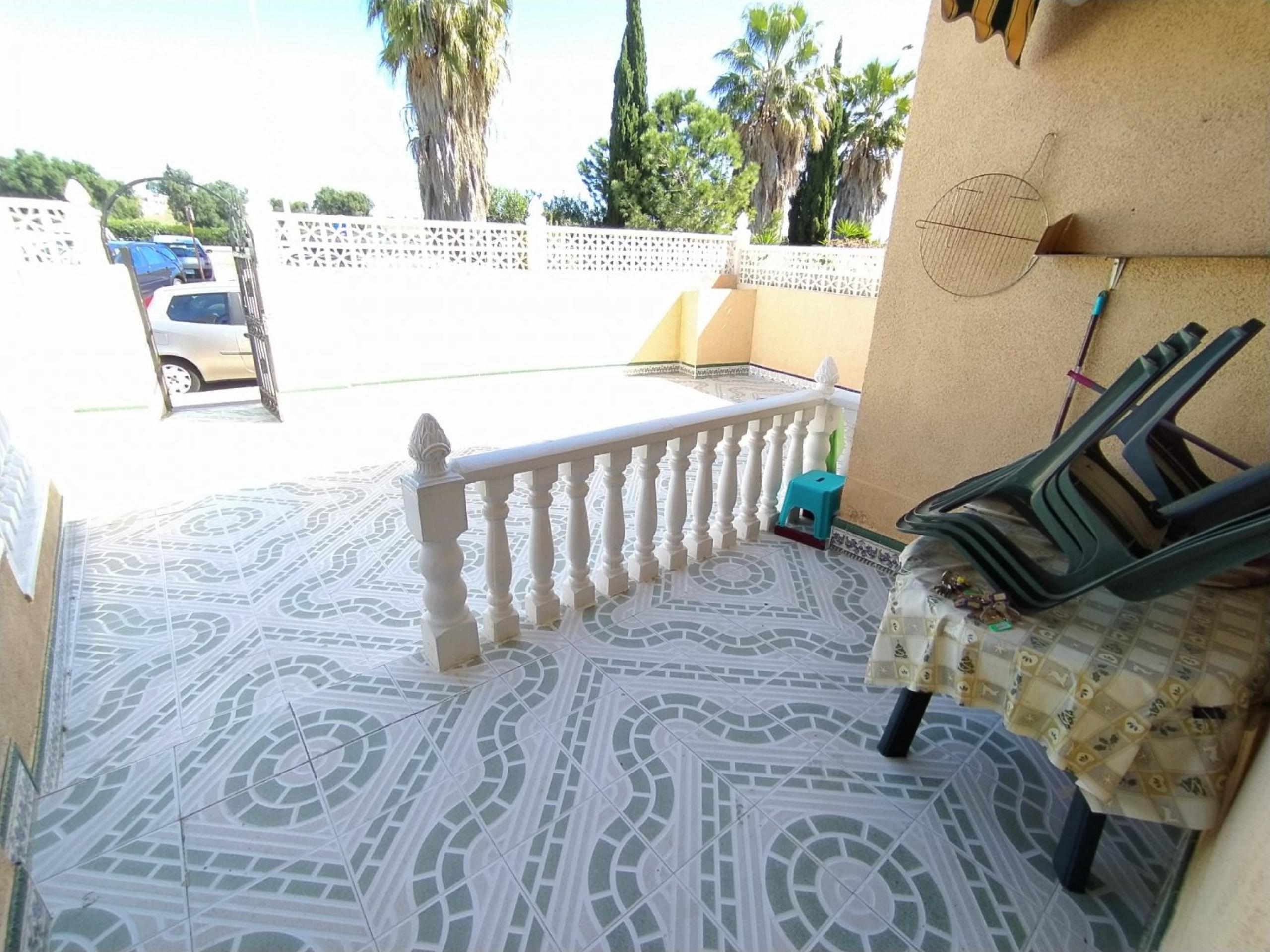 Beau bungalow au rez-de-chaussée avec un grand patio, une vue imprenable et une piscine communale