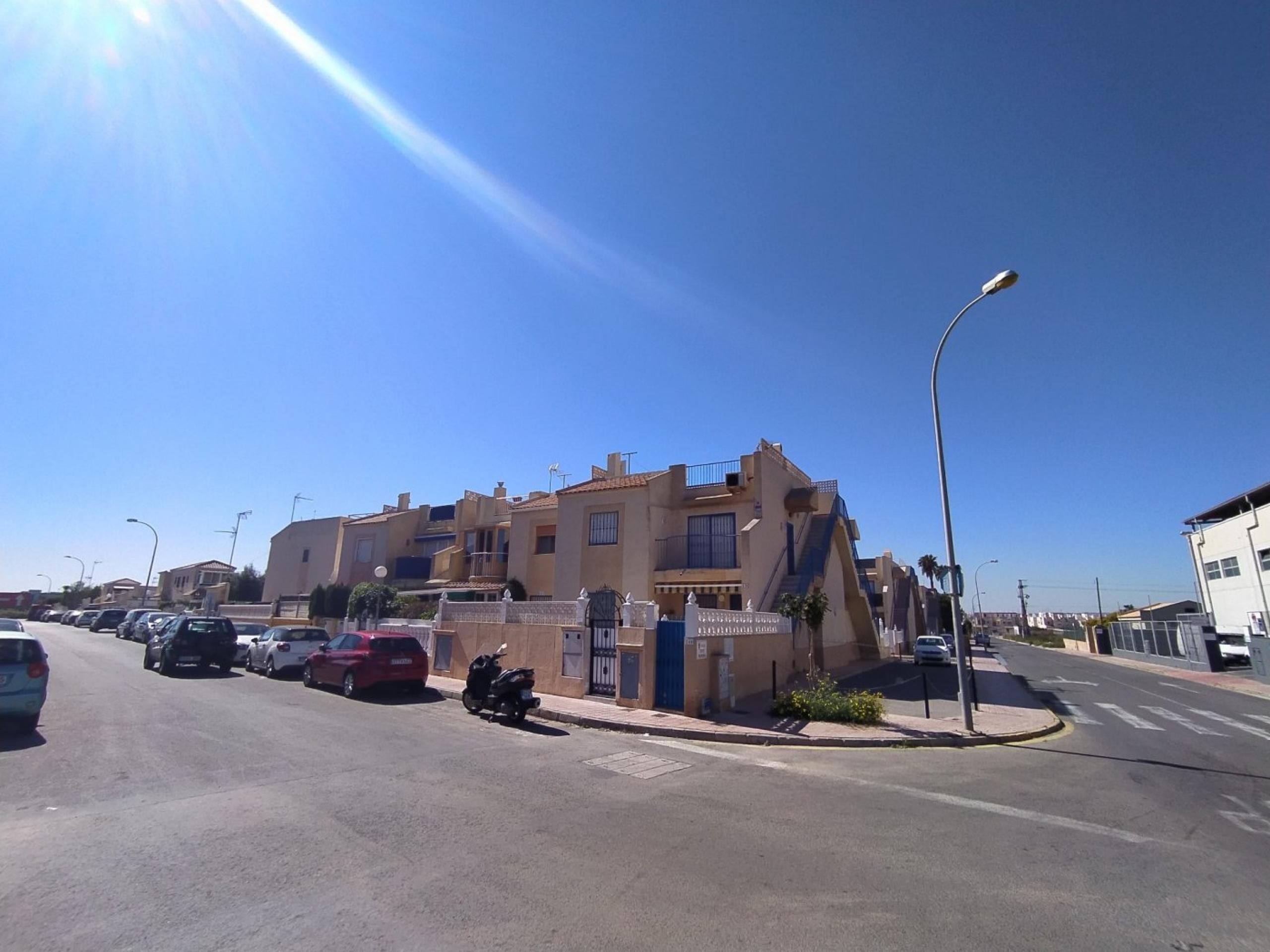 Beau bungalow au rez-de-chaussée avec un grand patio, une vue imprenable et une piscine communale