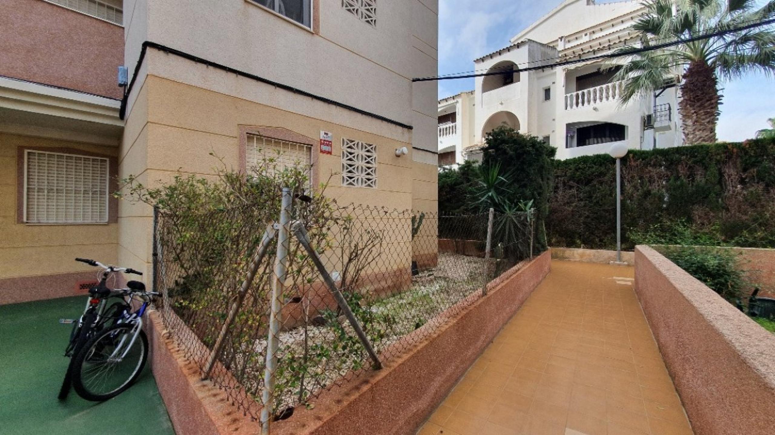 Bungalow Rez-de-chaussée avec jardin, garage et piscine commune